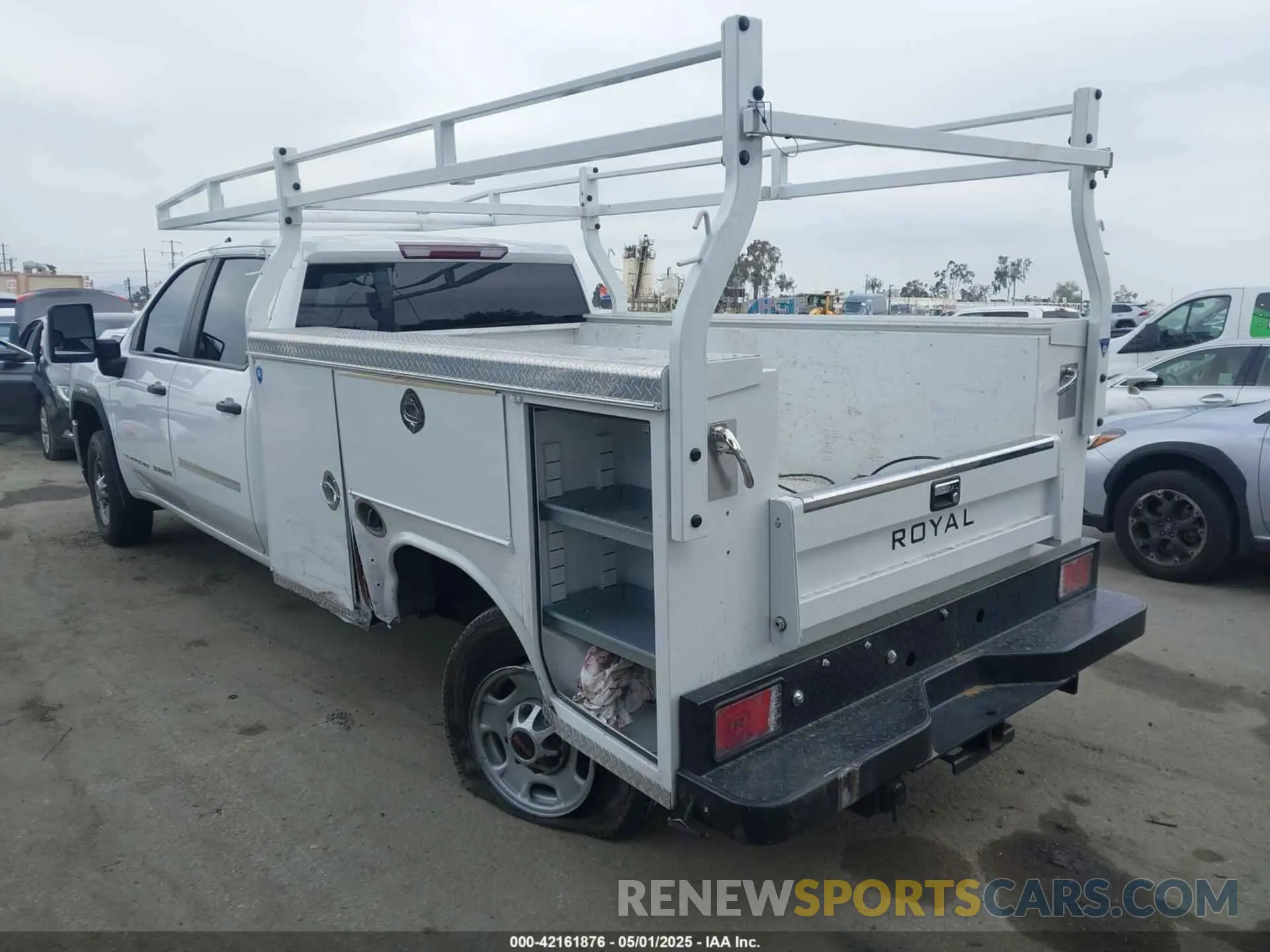 3 fotografías del automóvil dañado 1GT18LE79PF203383 GMC SIERRA 2500HD 2023