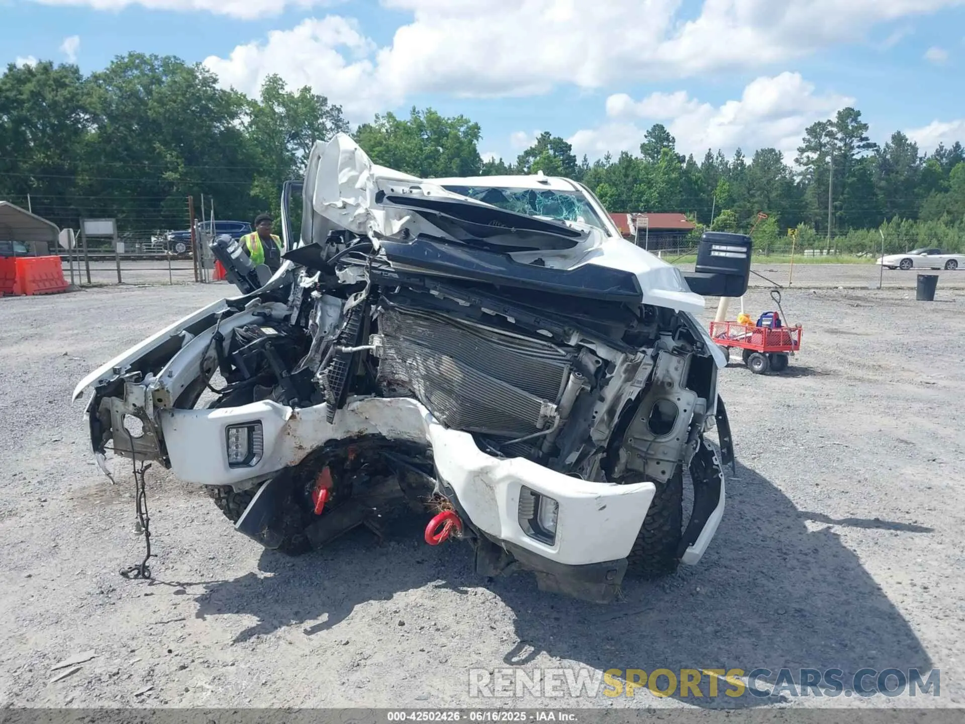 11 fotografías del automóvil dañado 1GT49PEY2PF112076 GMC SIERRA 2500HD 2023