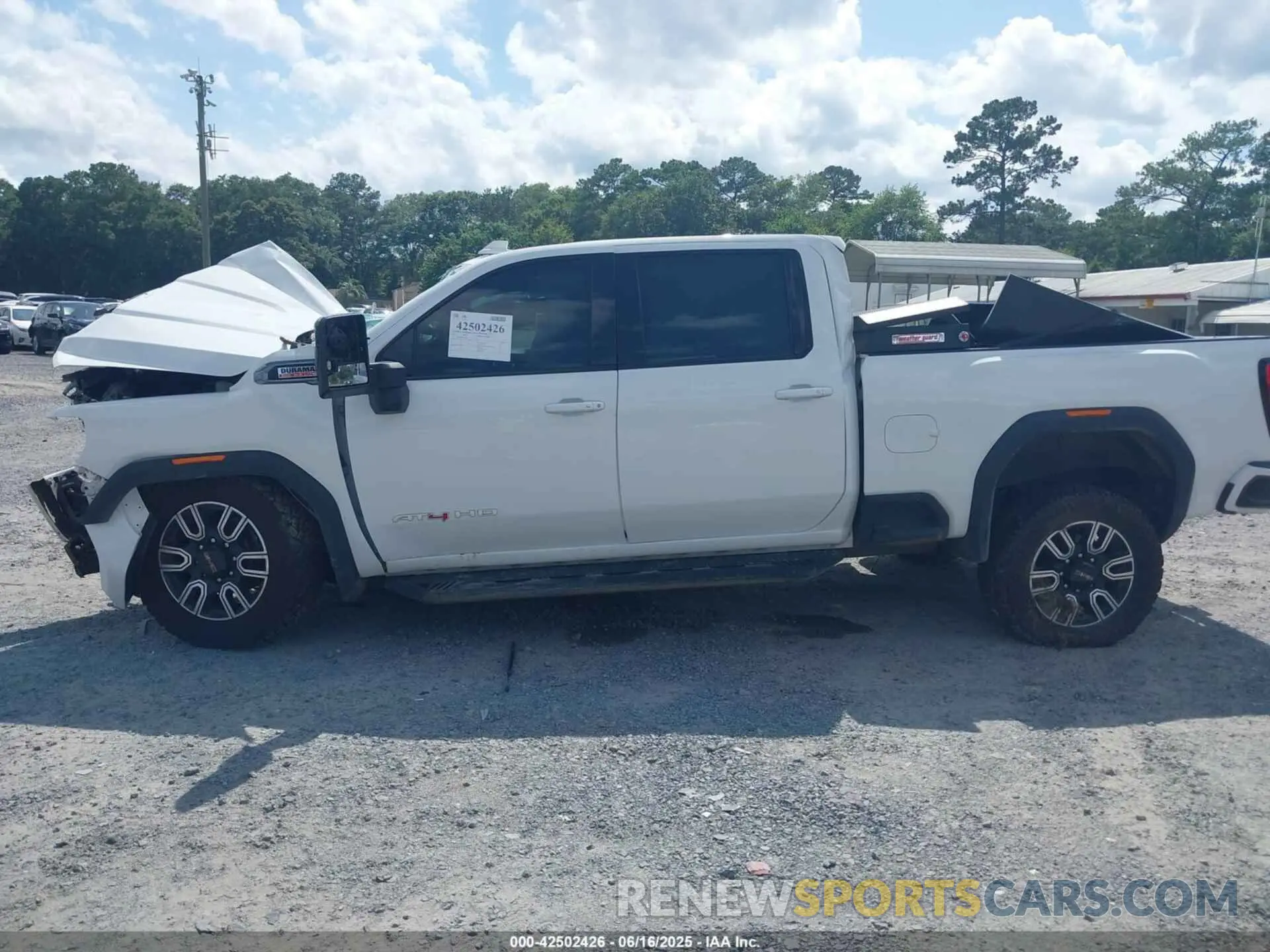 13 fotografías del automóvil dañado 1GT49PEY2PF112076 GMC SIERRA 2500HD 2023