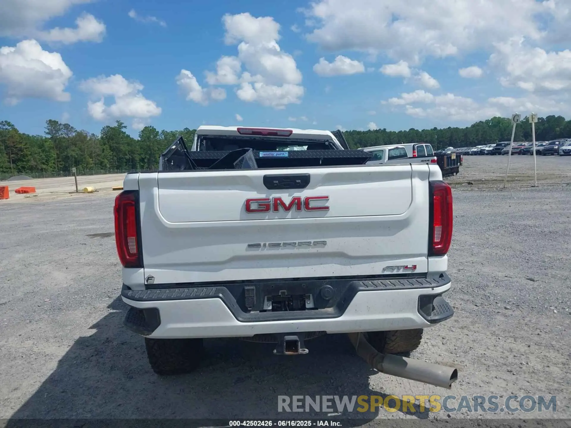 14 fotografías del automóvil dañado 1GT49PEY2PF112076 GMC SIERRA 2500HD 2023