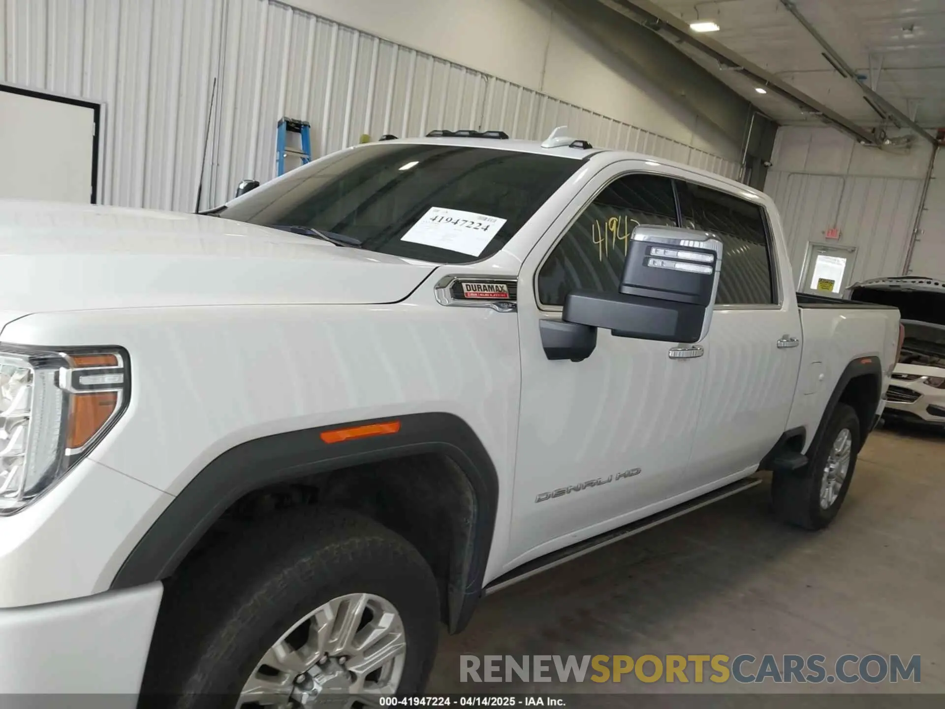 14 fotografías del automóvil dañado 1GT49REY0PF241431 GMC SIERRA 2500HD 2023