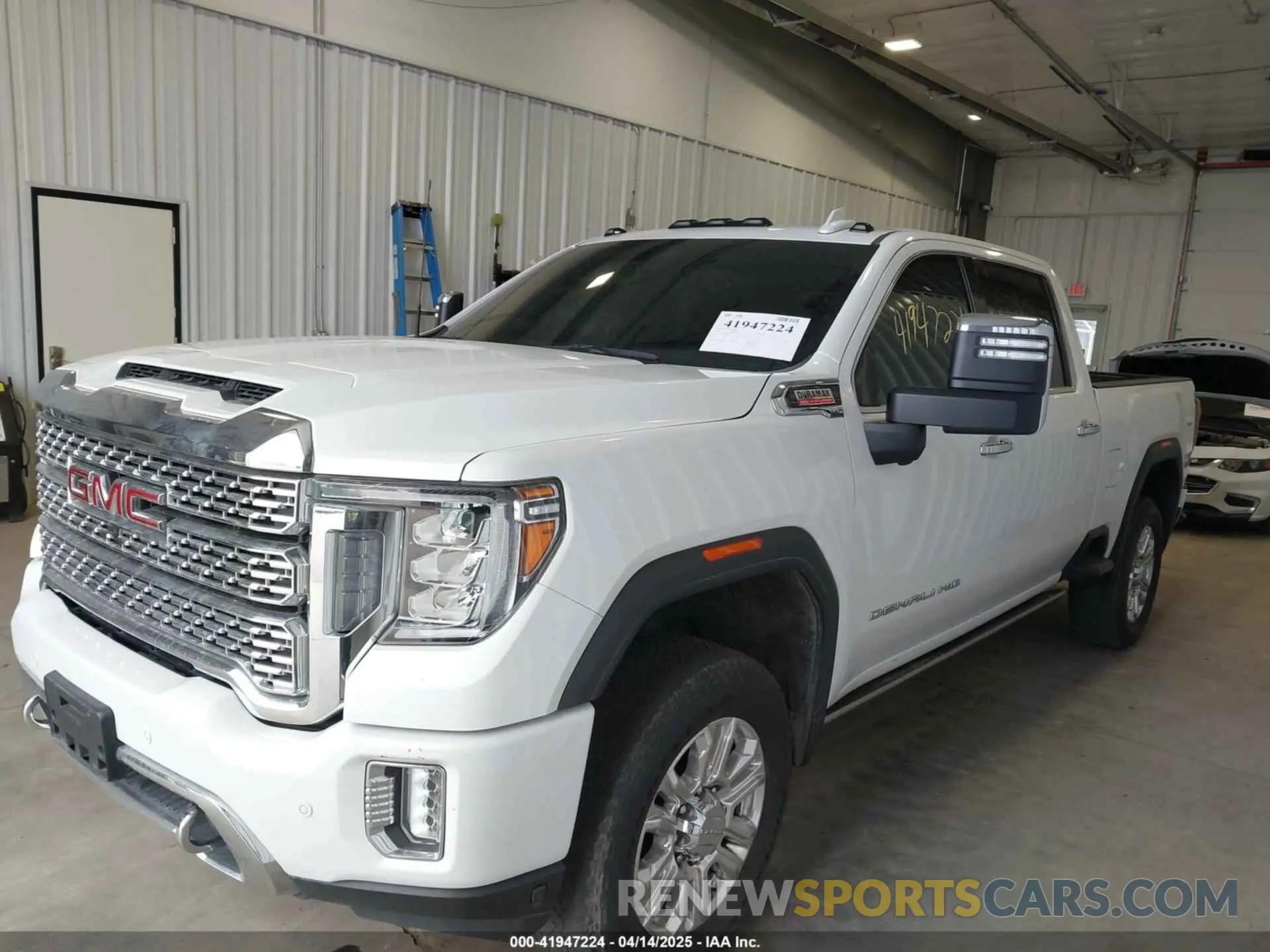 2 fotografías del automóvil dañado 1GT49REY0PF241431 GMC SIERRA 2500HD 2023