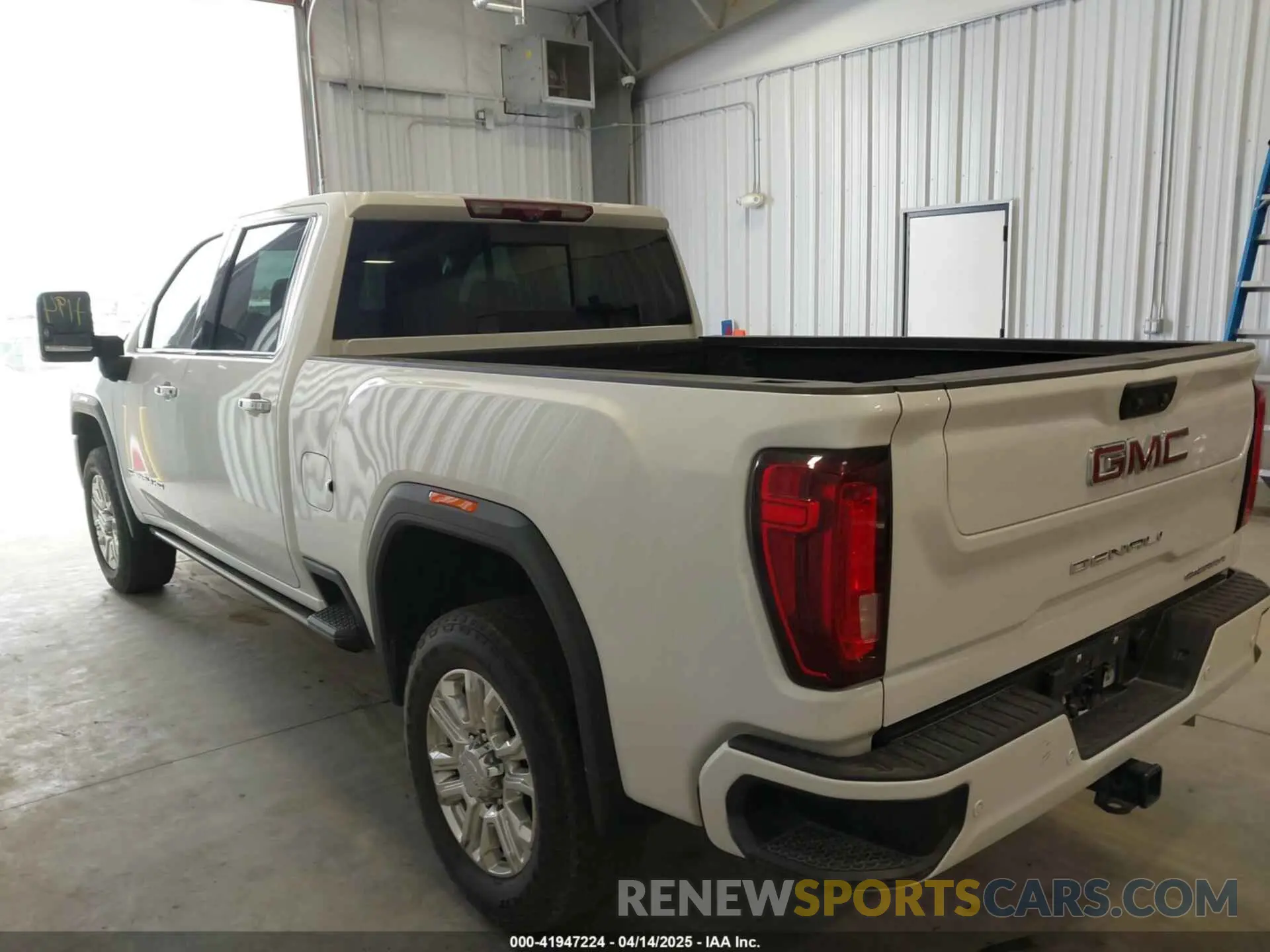 3 fotografías del automóvil dañado 1GT49REY0PF241431 GMC SIERRA 2500HD 2023