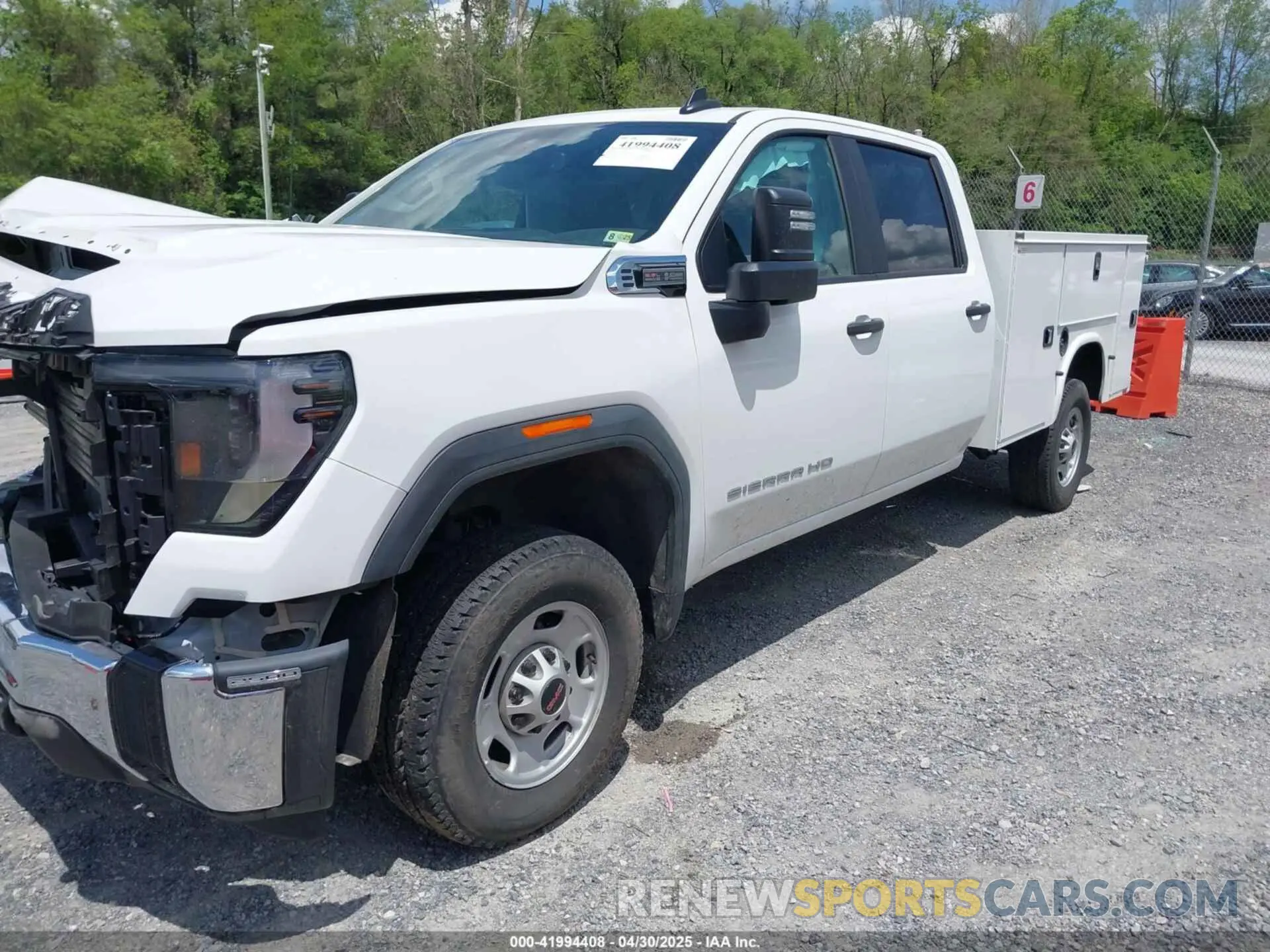 2 fotografías del automóvil dañado 1GD19LE71RF377220 GMC SIERRA 2500HD 2024