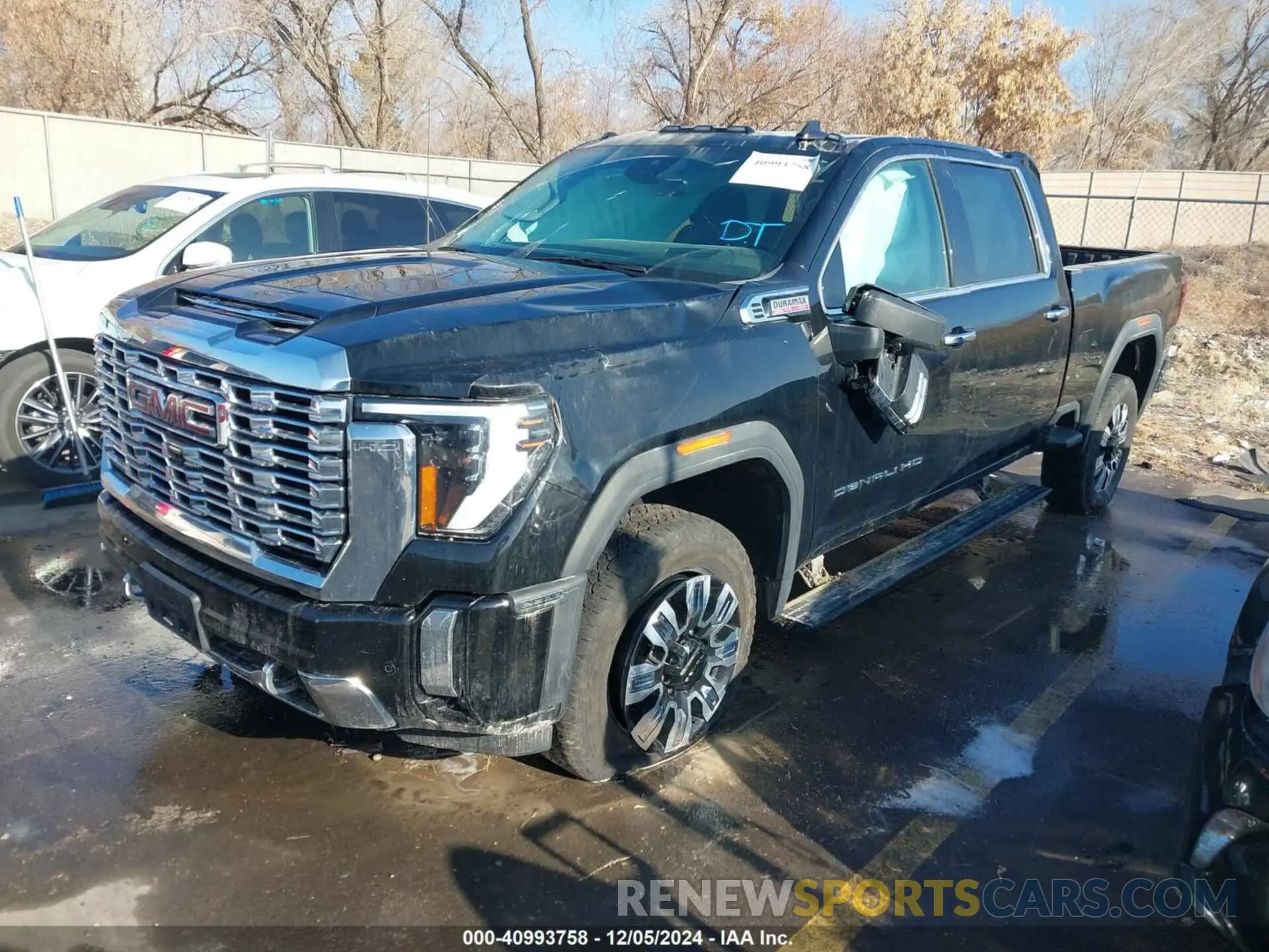 2 fotografías del automóvil dañado 1GT49REY3RF292876 GMC SIERRA 2500HD 2024