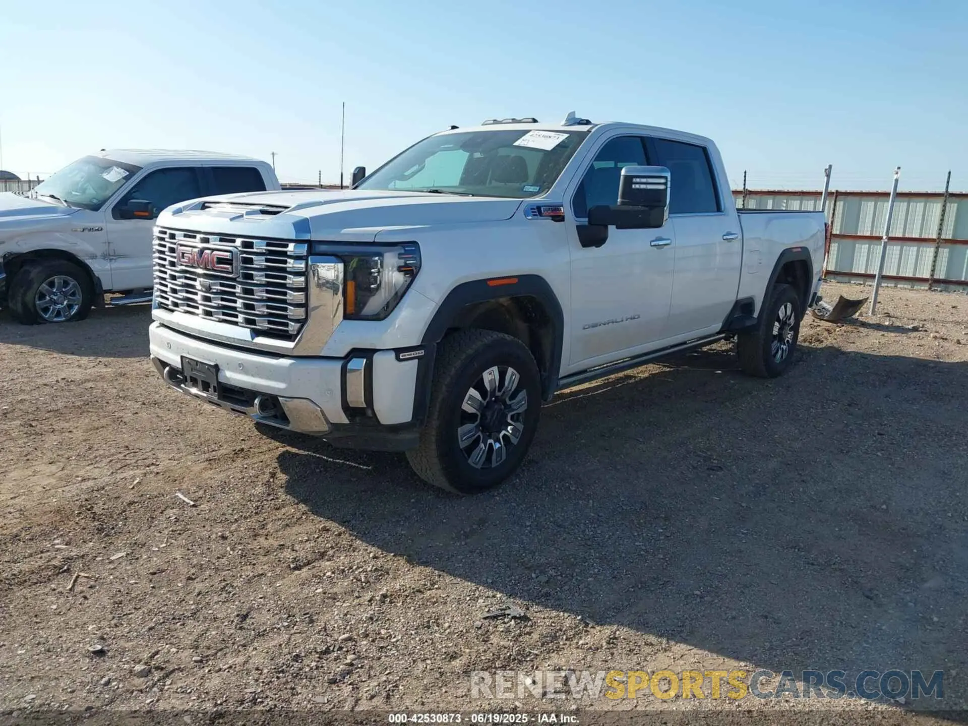 2 fotografías del automóvil dañado 1GT49REY4RF180006 GMC SIERRA 2500HD 2024