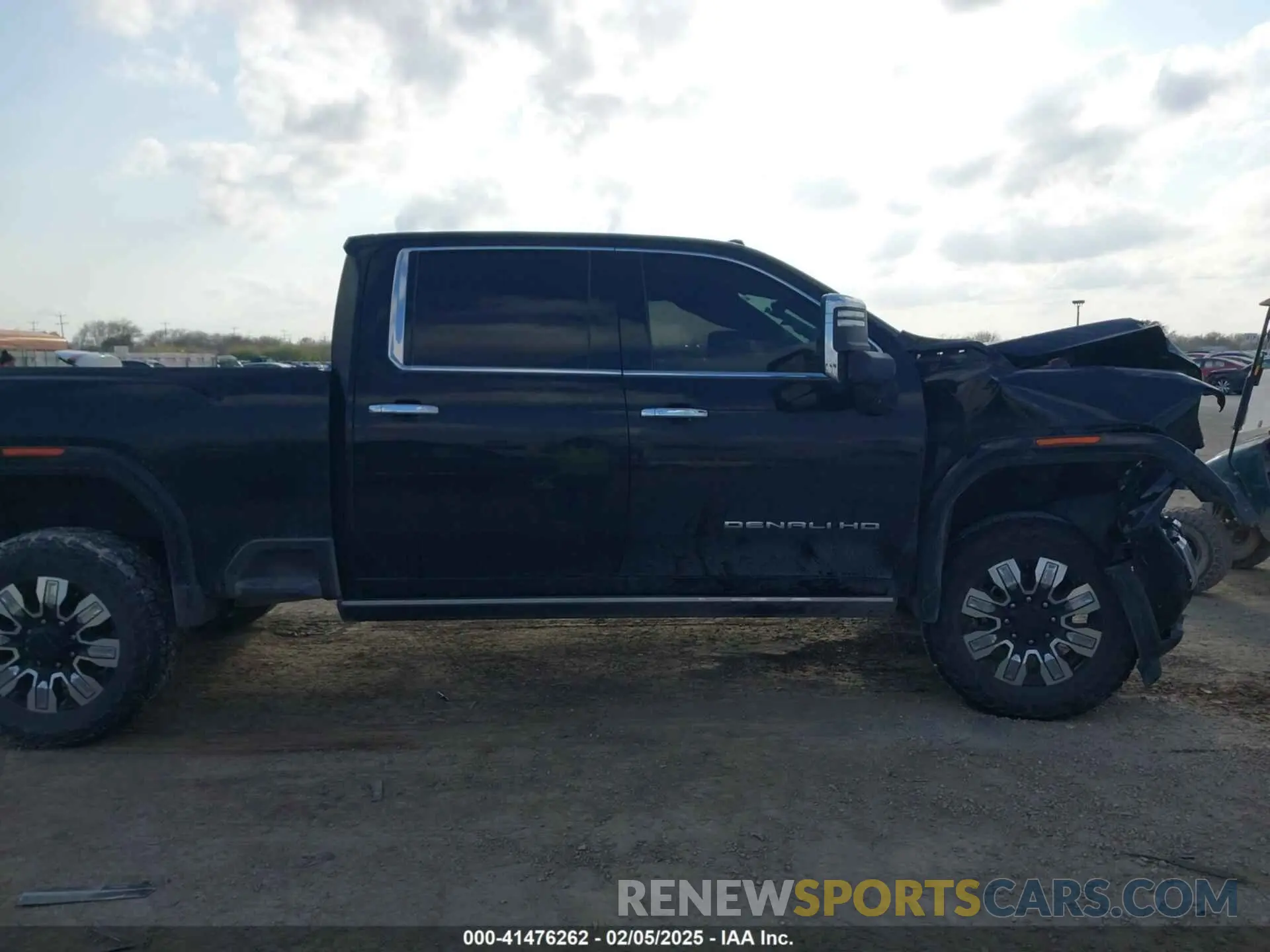 14 fotografías del automóvil dañado 1GT49REY5RF357615 GMC SIERRA 2500HD 2024