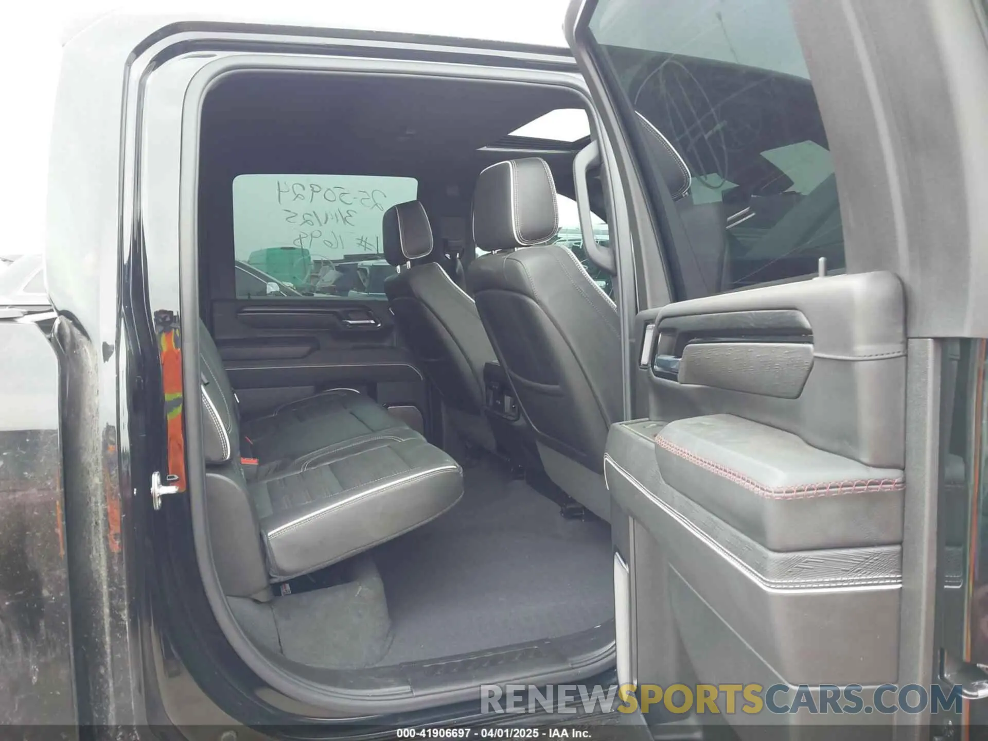 8 fotografías del automóvil dañado 1GT49ZEY6RF267695 GMC SIERRA 2500HD 2024