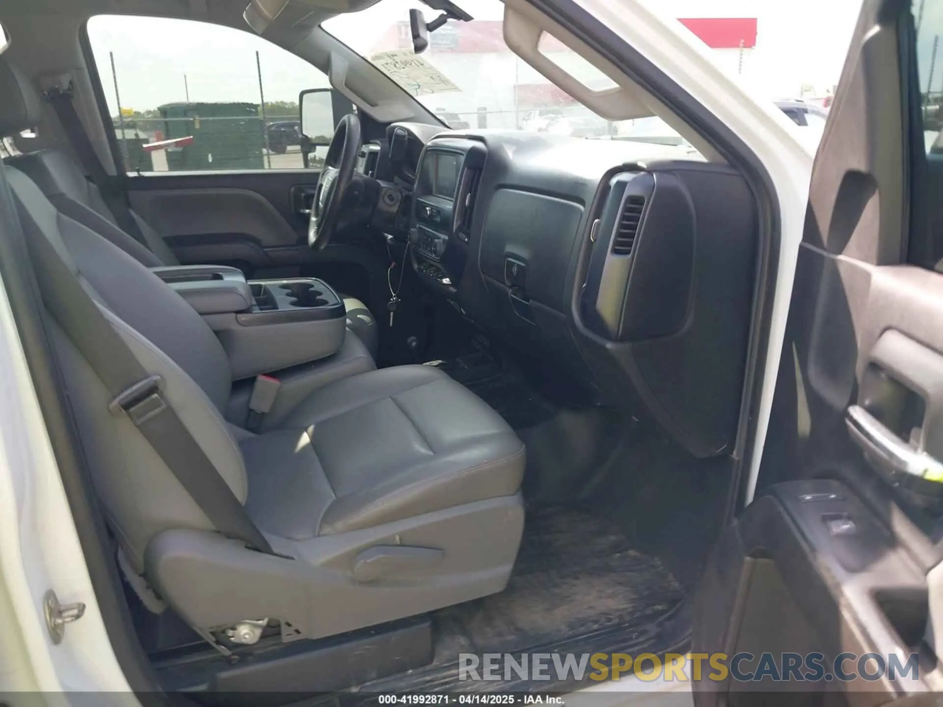 5 fotografías del automóvil dañado 1GT42TCY5KF179831 GMC SIERRA 3500HD 2019