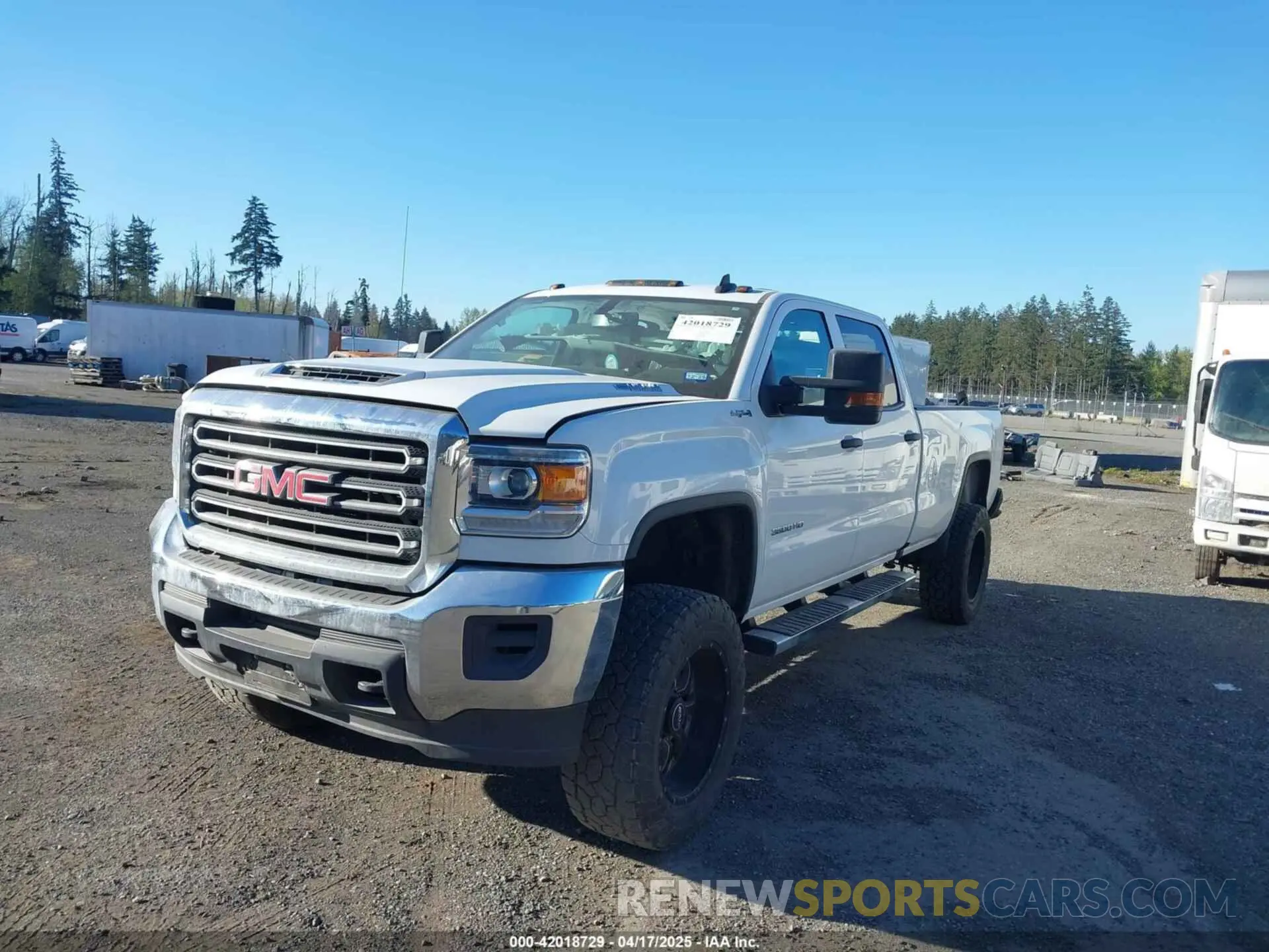 2 fotografías del automóvil dañado 1GT42TCYXKF229445 GMC SIERRA 3500HD 2019