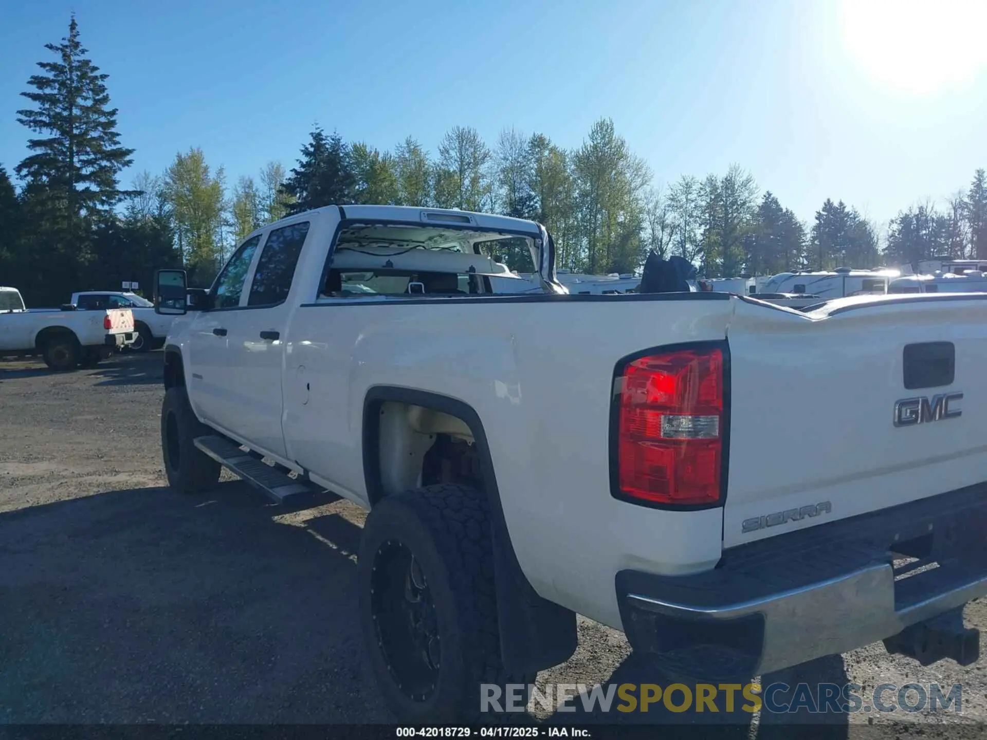3 fotografías del automóvil dañado 1GT42TCYXKF229445 GMC SIERRA 3500HD 2019