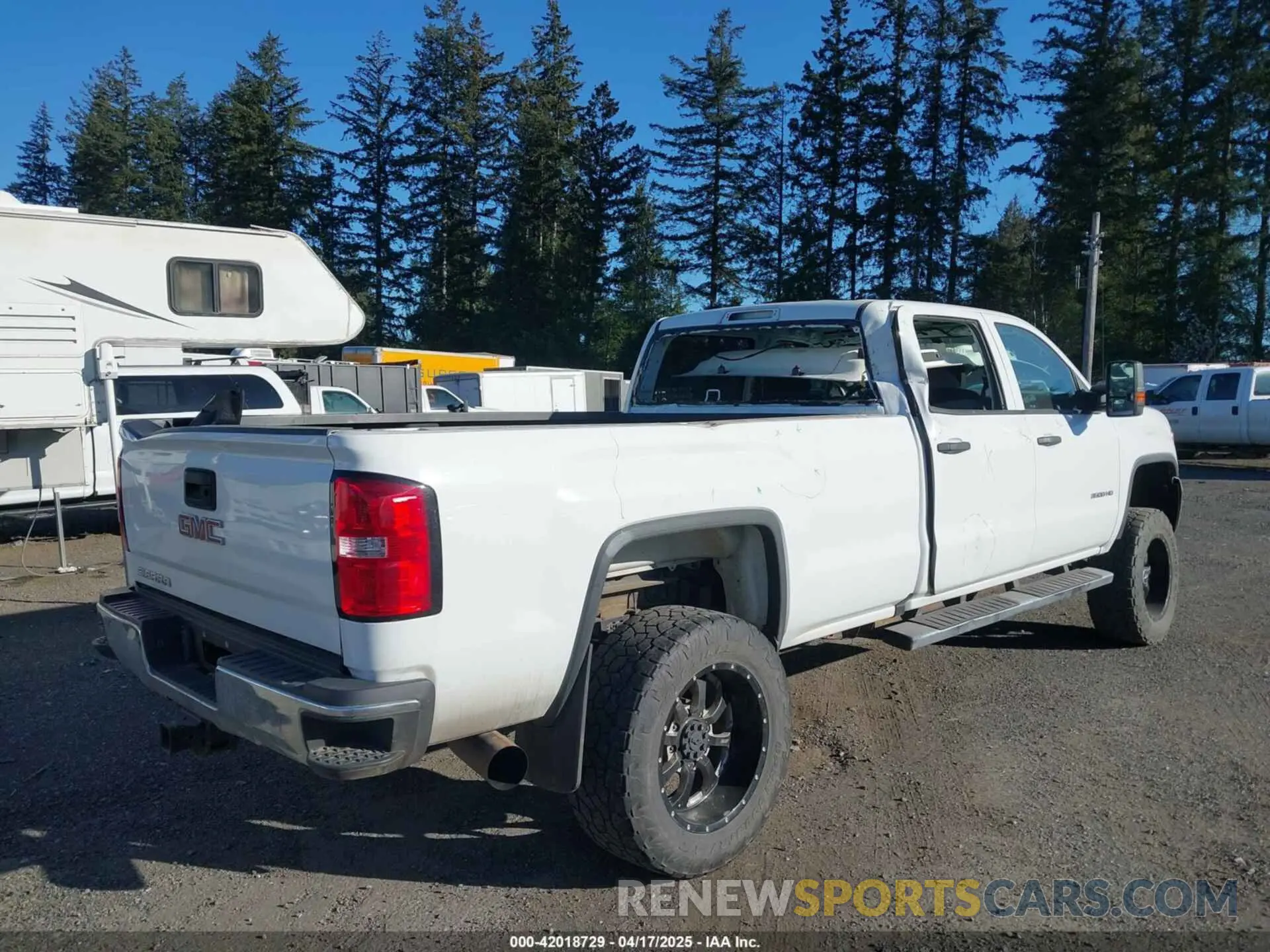 4 fotografías del automóvil dañado 1GT42TCYXKF229445 GMC SIERRA 3500HD 2019