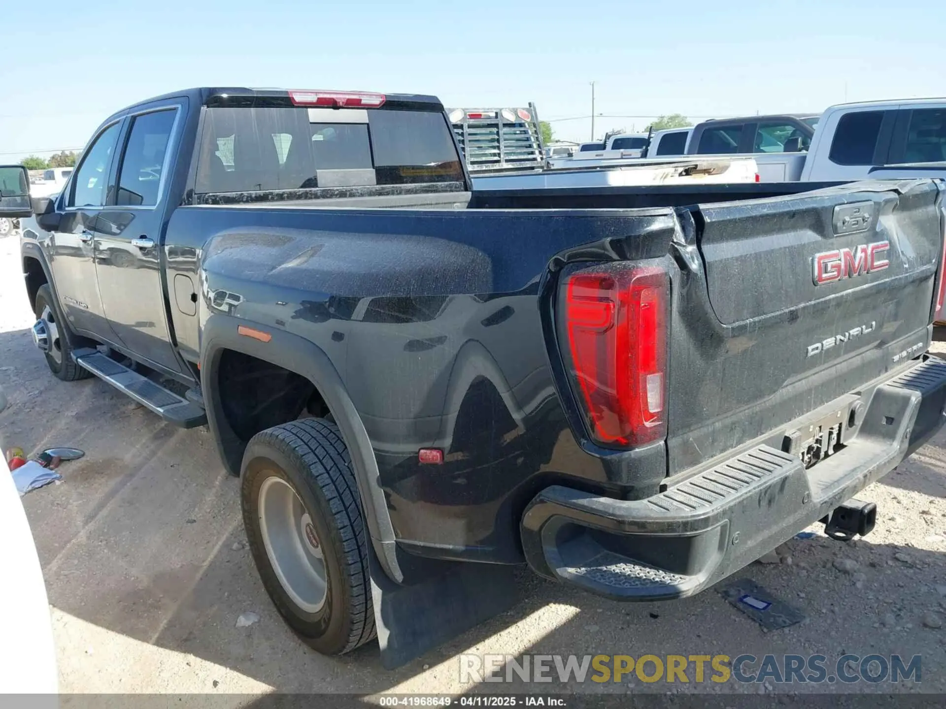 3 fotografías del automóvil dañado 1GT49WEY4NF191189 GMC SIERRA 3500HD 2022