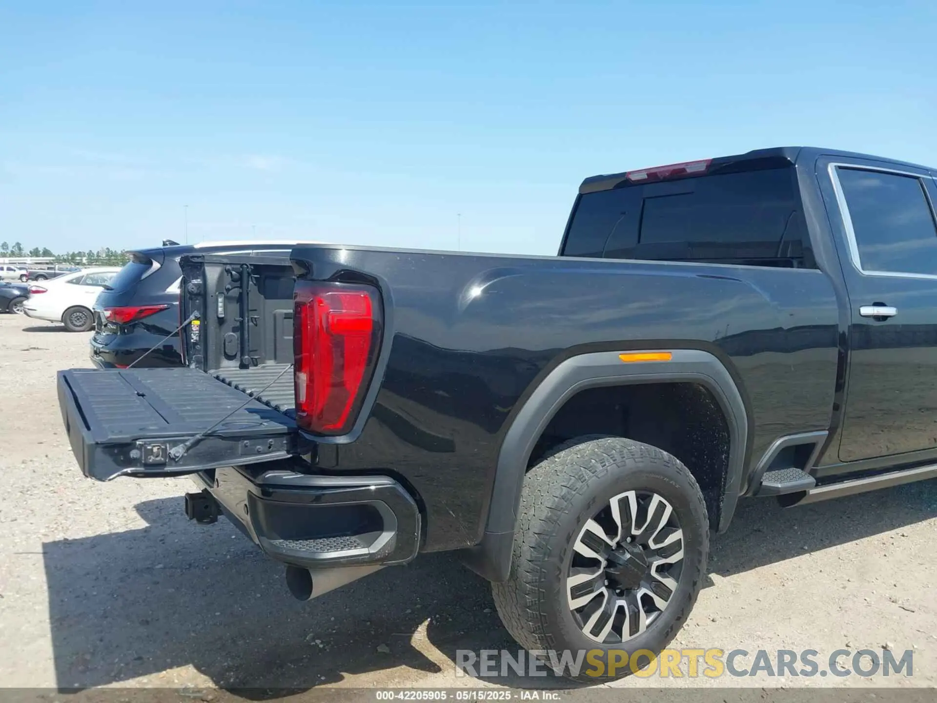 17 fotografías del automóvil dañado 1GT49WEY4NF268613 GMC SIERRA 3500HD 2022