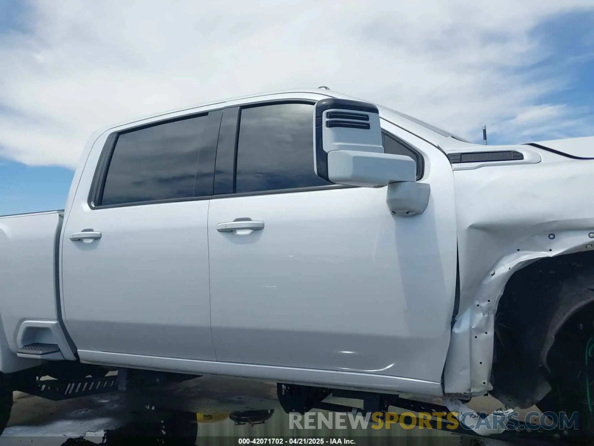 14 fotografías del automóvil dañado 1GT49WEY9NF285164 GMC SIERRA 3500HD 2022