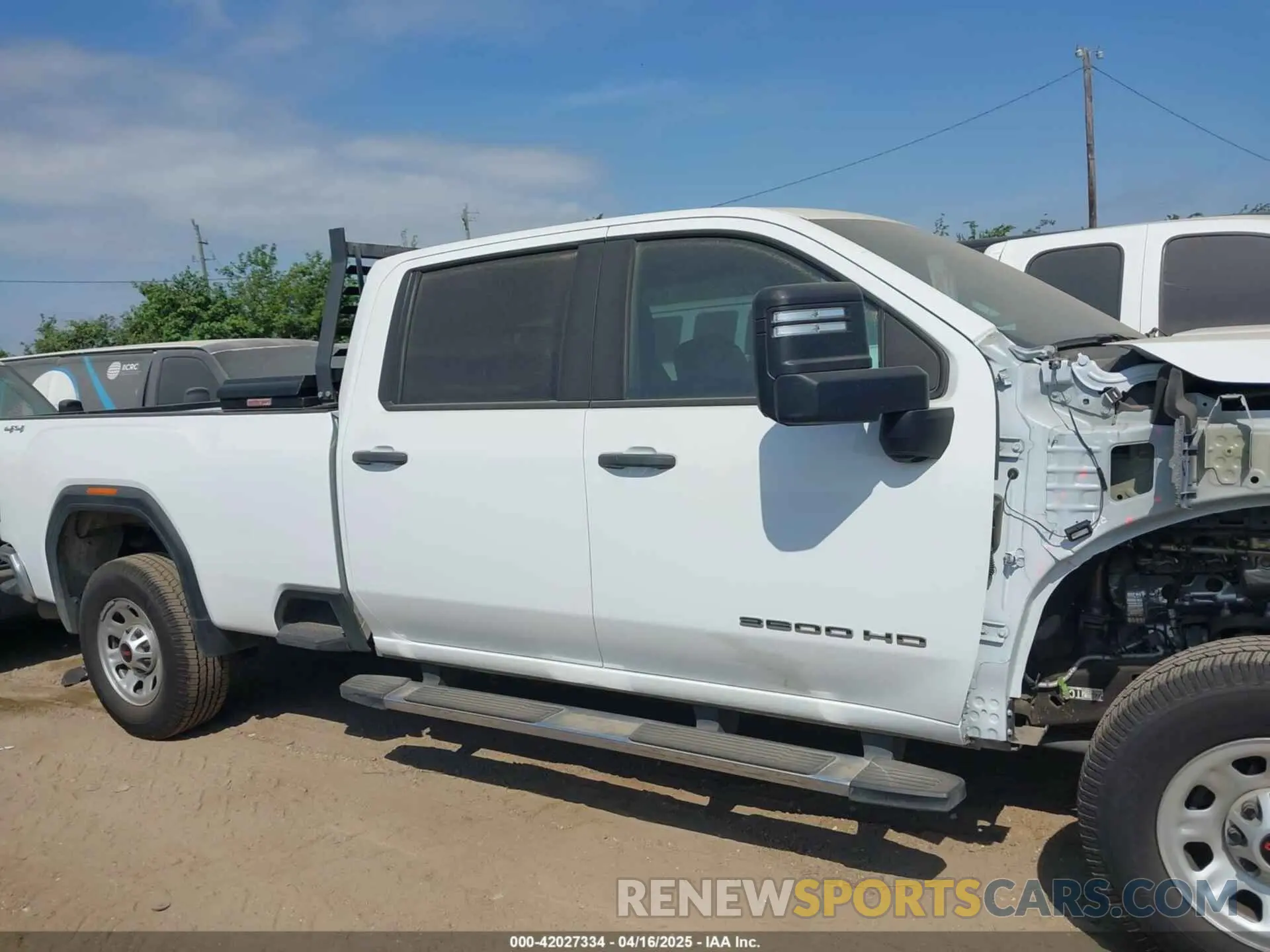 13 fotografías del automóvil dañado 1GT49SEY2PF180123 GMC SIERRA 3500HD 2023
