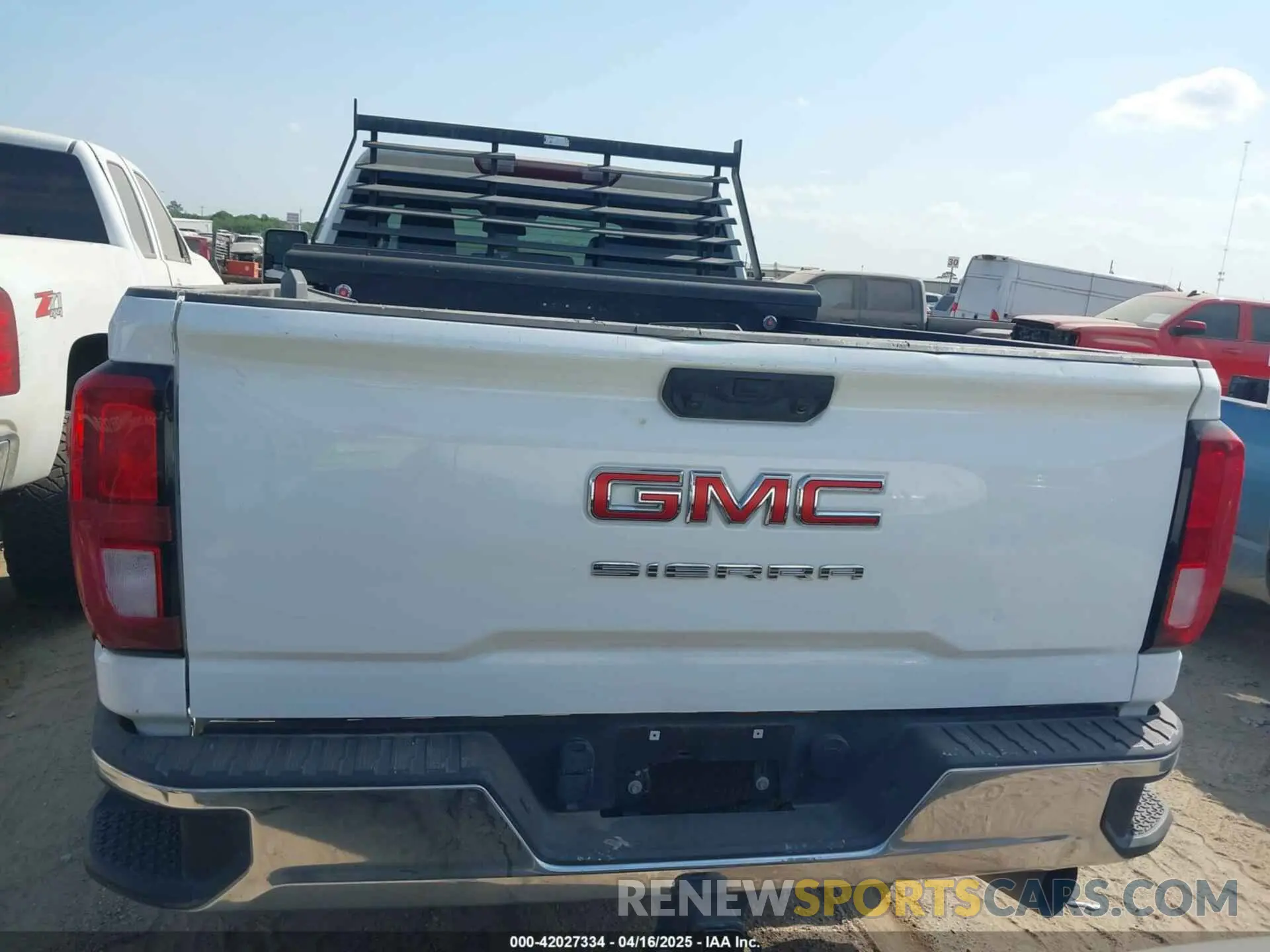 15 fotografías del automóvil dañado 1GT49SEY2PF180123 GMC SIERRA 3500HD 2023