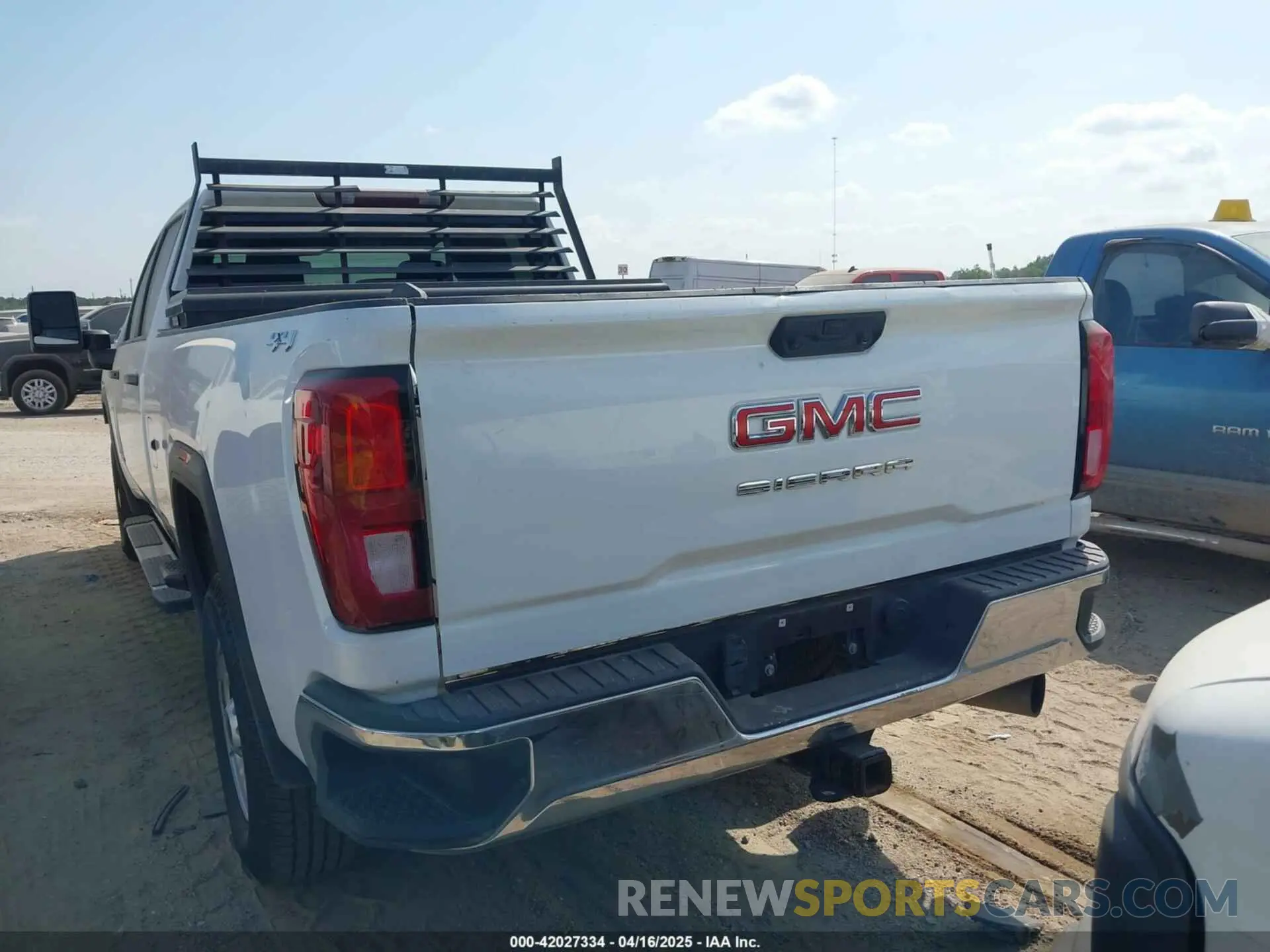 3 fotografías del automóvil dañado 1GT49SEY2PF180123 GMC SIERRA 3500HD 2023