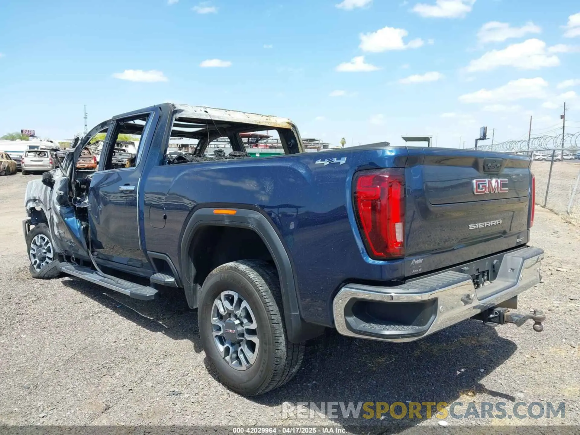 3 fotografías del automóvil dañado 1GT49UEY8PF153696 GMC SIERRA 3500HD 2023