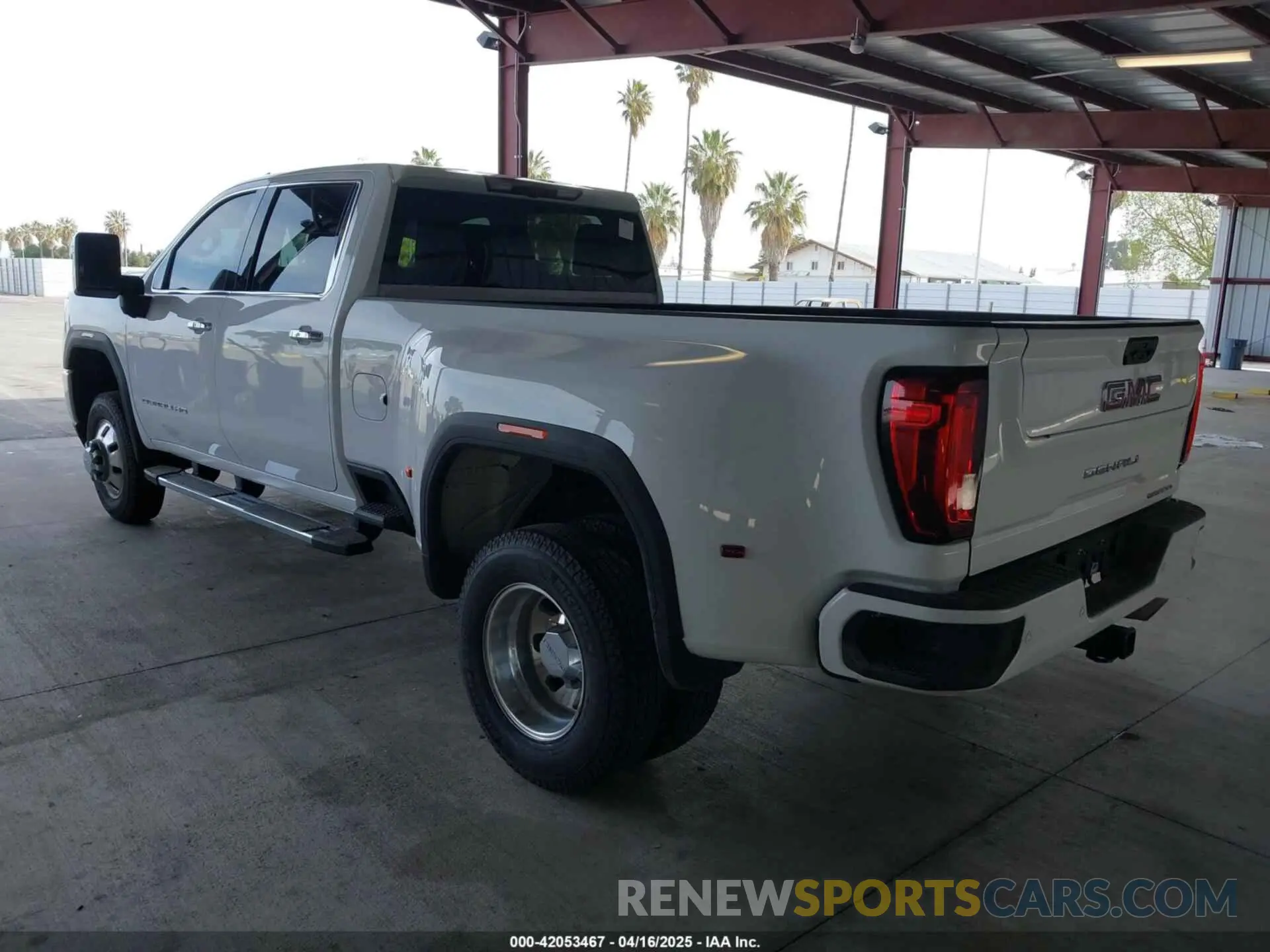 3 fotografías del automóvil dañado 1GT49WE71PF186591 GMC SIERRA 3500HD 2023