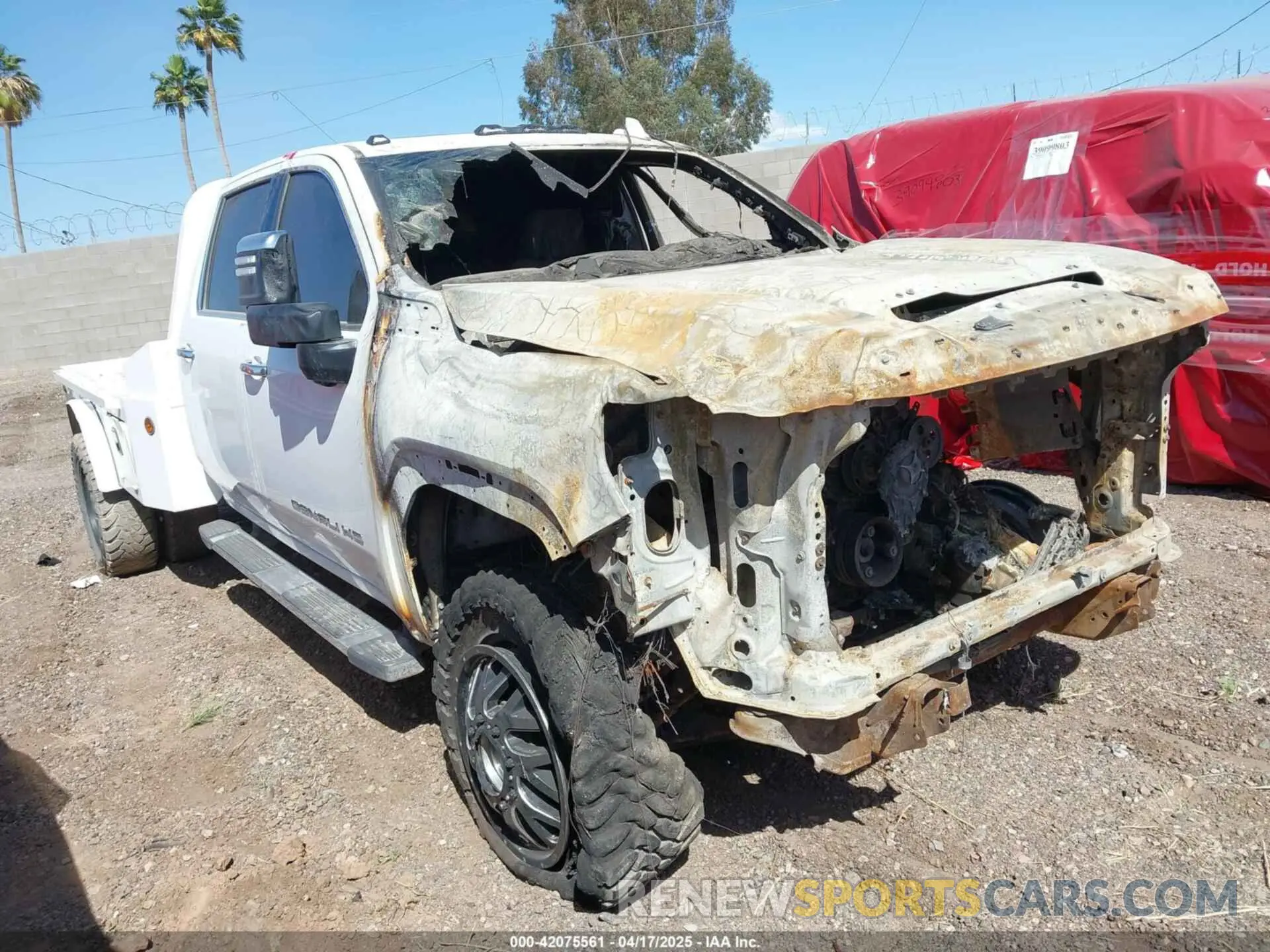 2 fotografías del automóvil dañado 1GT49WEY1PF216133 GMC SIERRA 3500HD 2023