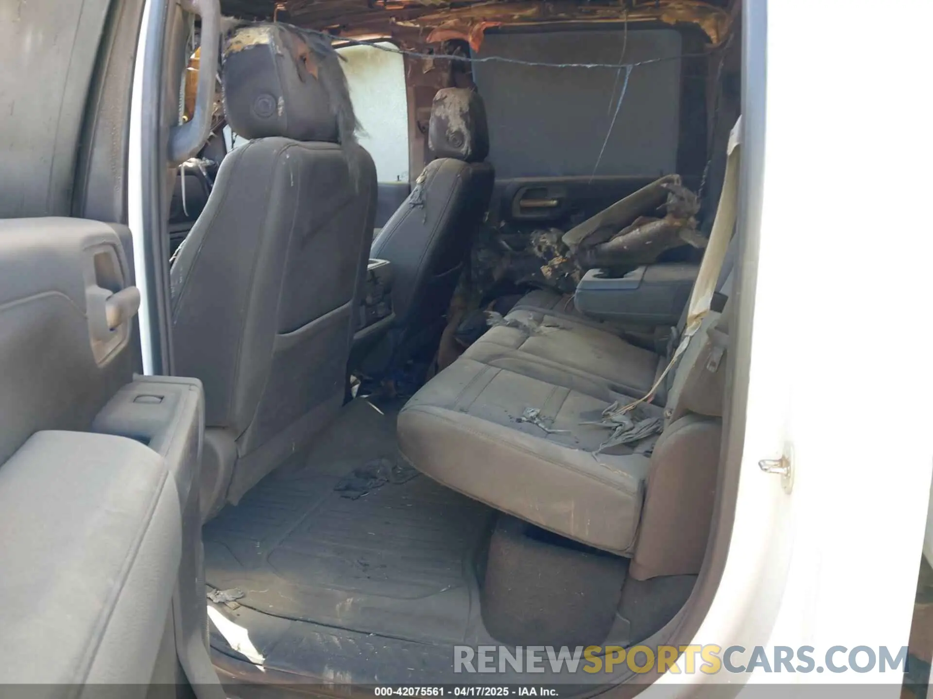7 fotografías del automóvil dañado 1GT49WEY1PF216133 GMC SIERRA 3500HD 2023