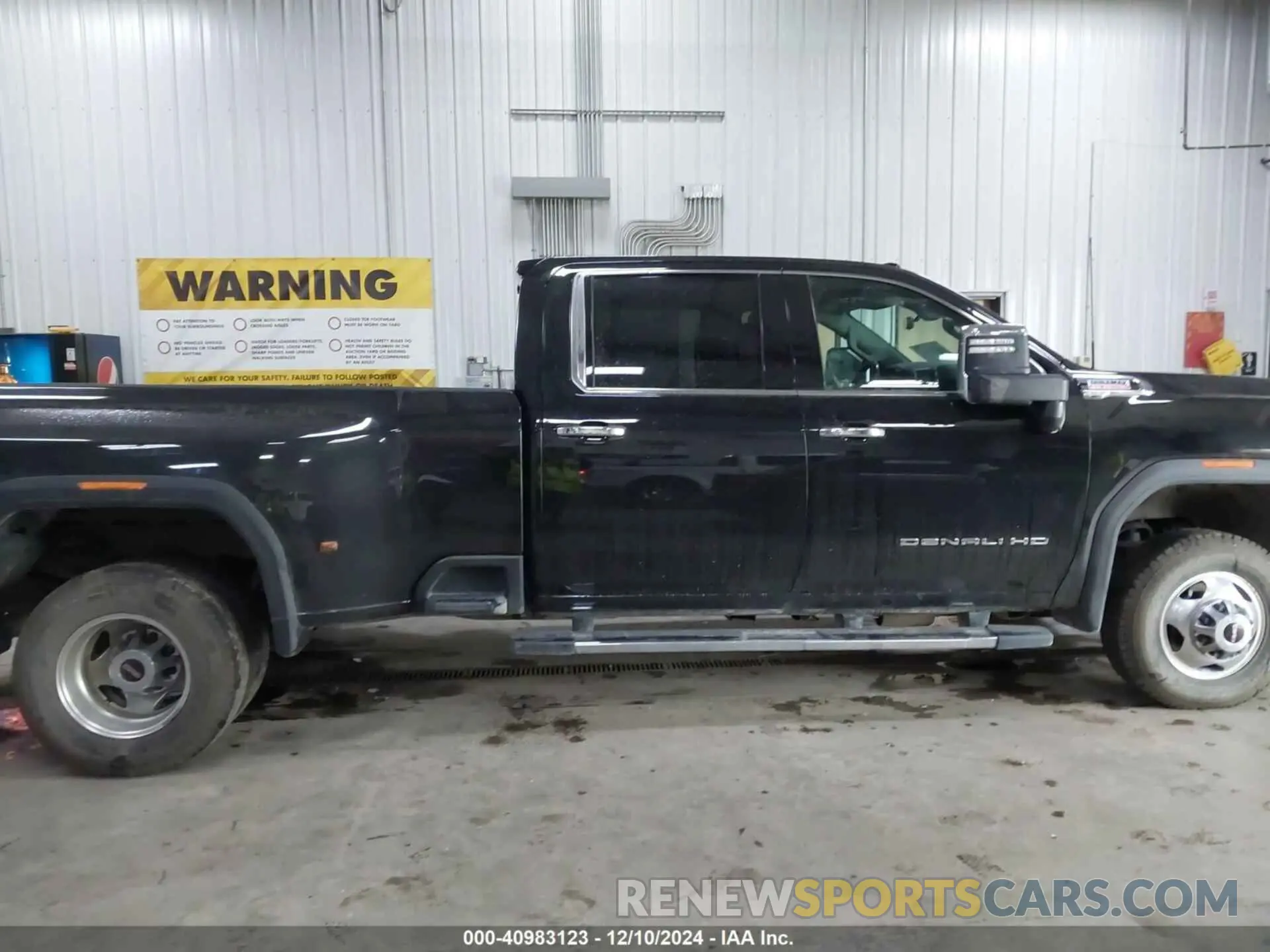 13 fotografías del automóvil dañado 1GT49WEYXPF118475 GMC SIERRA 3500HD 2023