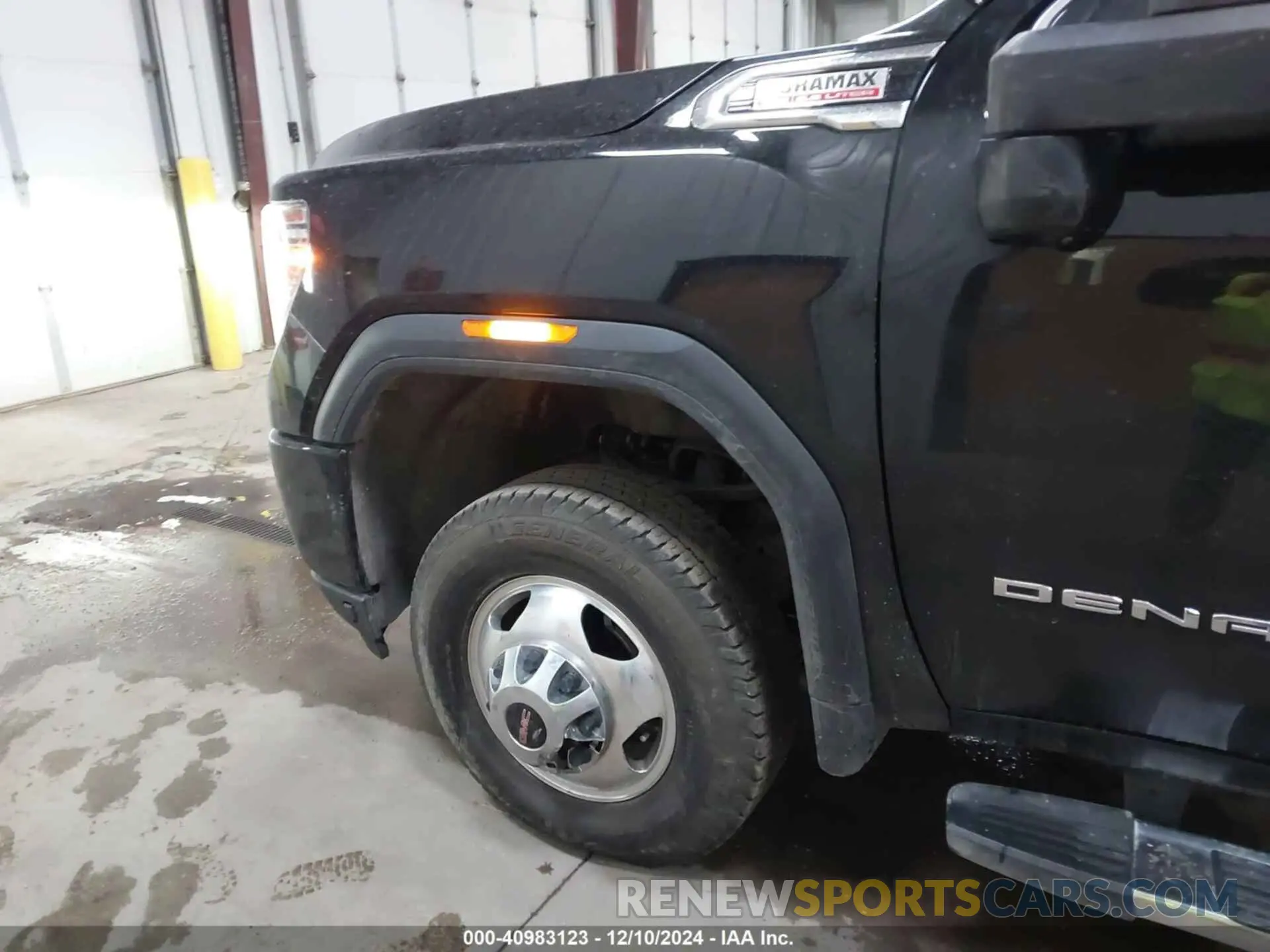 18 fotografías del automóvil dañado 1GT49WEYXPF118475 GMC SIERRA 3500HD 2023