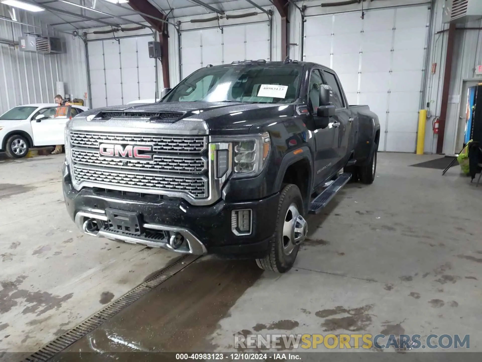 2 fotografías del automóvil dañado 1GT49WEYXPF118475 GMC SIERRA 3500HD 2023