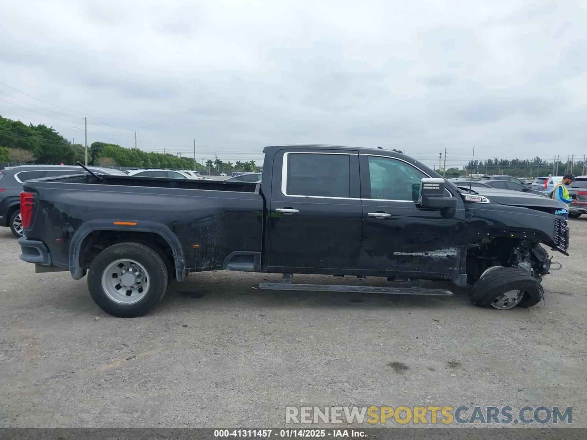 13 fotografías del automóvil dañado 1GT49WEY5RF413342 GMC SIERRA 3500HD 2024