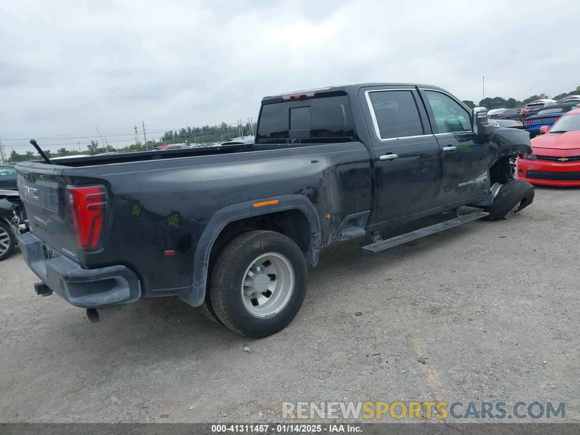 4 fotografías del automóvil dañado 1GT49WEY5RF413342 GMC SIERRA 3500HD 2024
