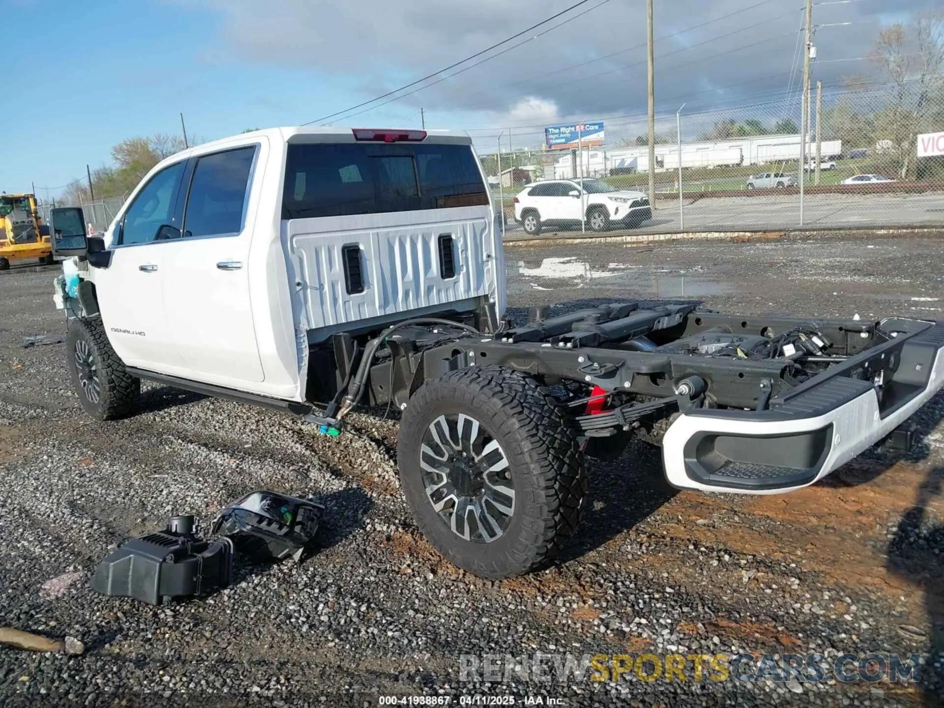 3 fotografías del automóvil dañado 1GT49YEY1RF148530 GMC SIERRA 3500HD 2024