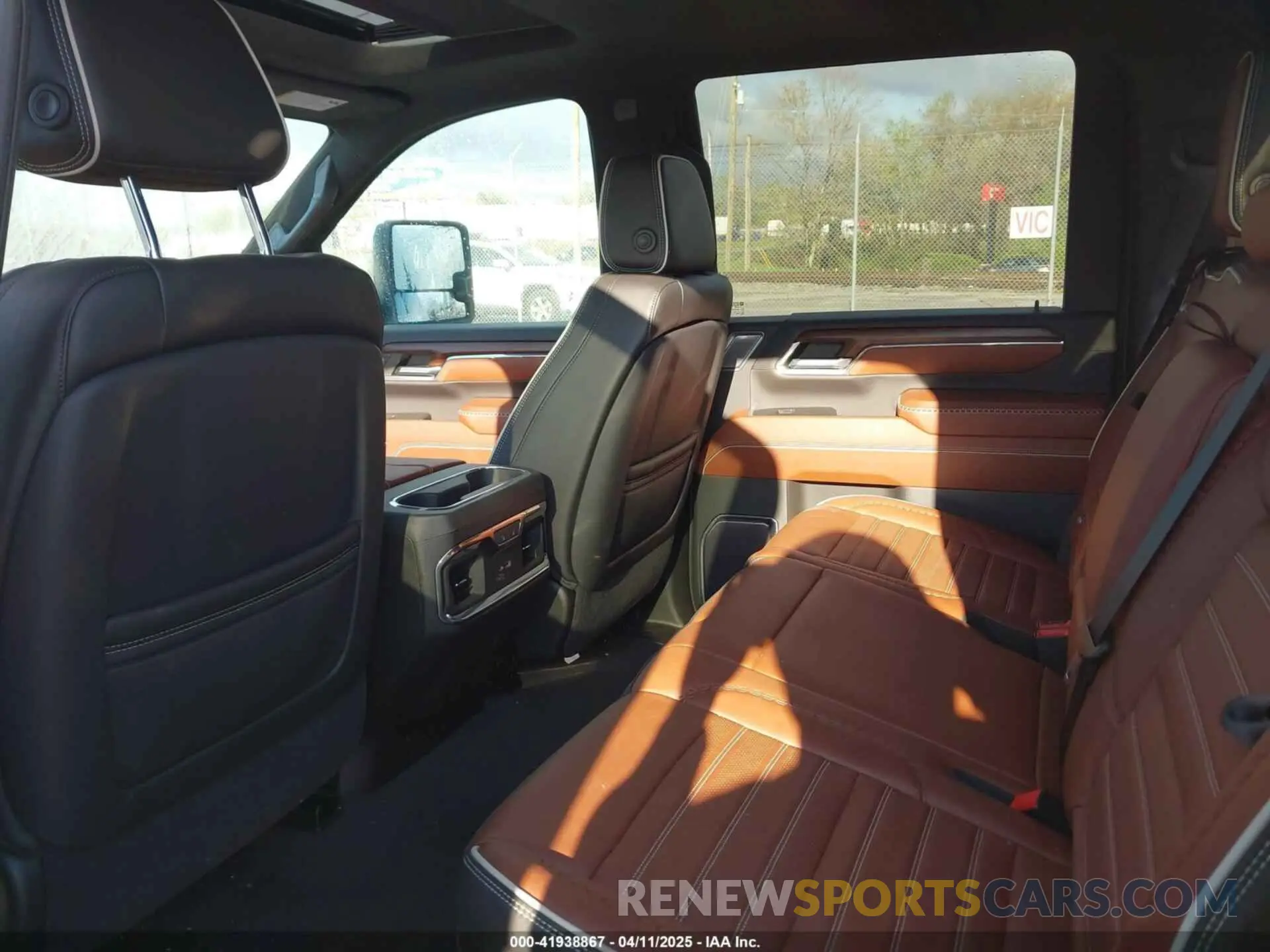 7 fotografías del automóvil dañado 1GT49YEY1RF148530 GMC SIERRA 3500HD 2024