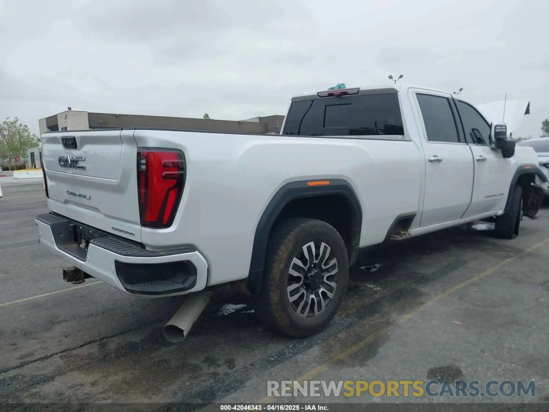 4 fotografías del automóvil dañado 1GT4UYEY0SF129729 GMC SIERRA 3500HD 2025