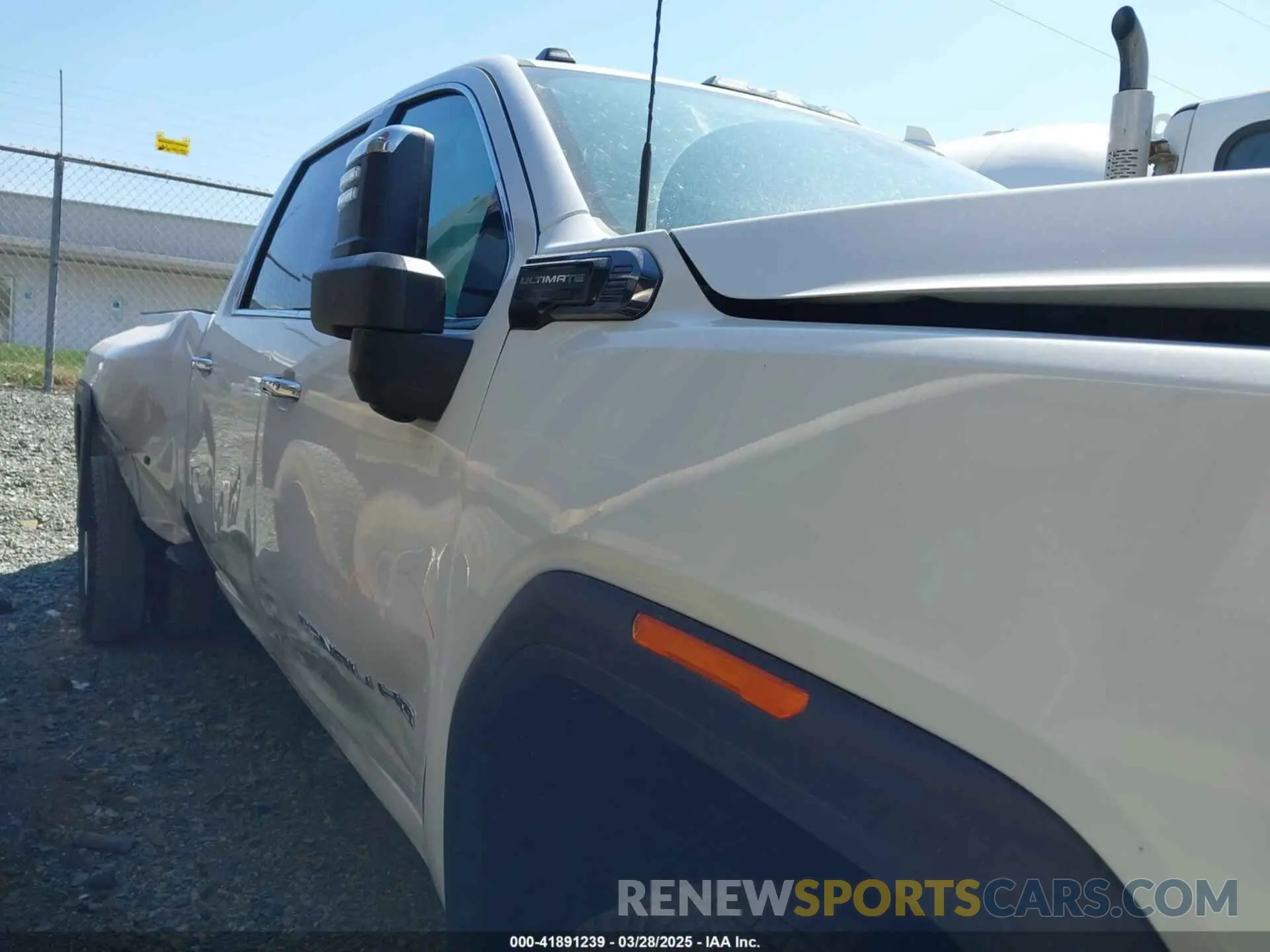 13 fotografías del automóvil dañado 1GT4UYEY6SF134451 GMC SIERRA 3500HD 2025