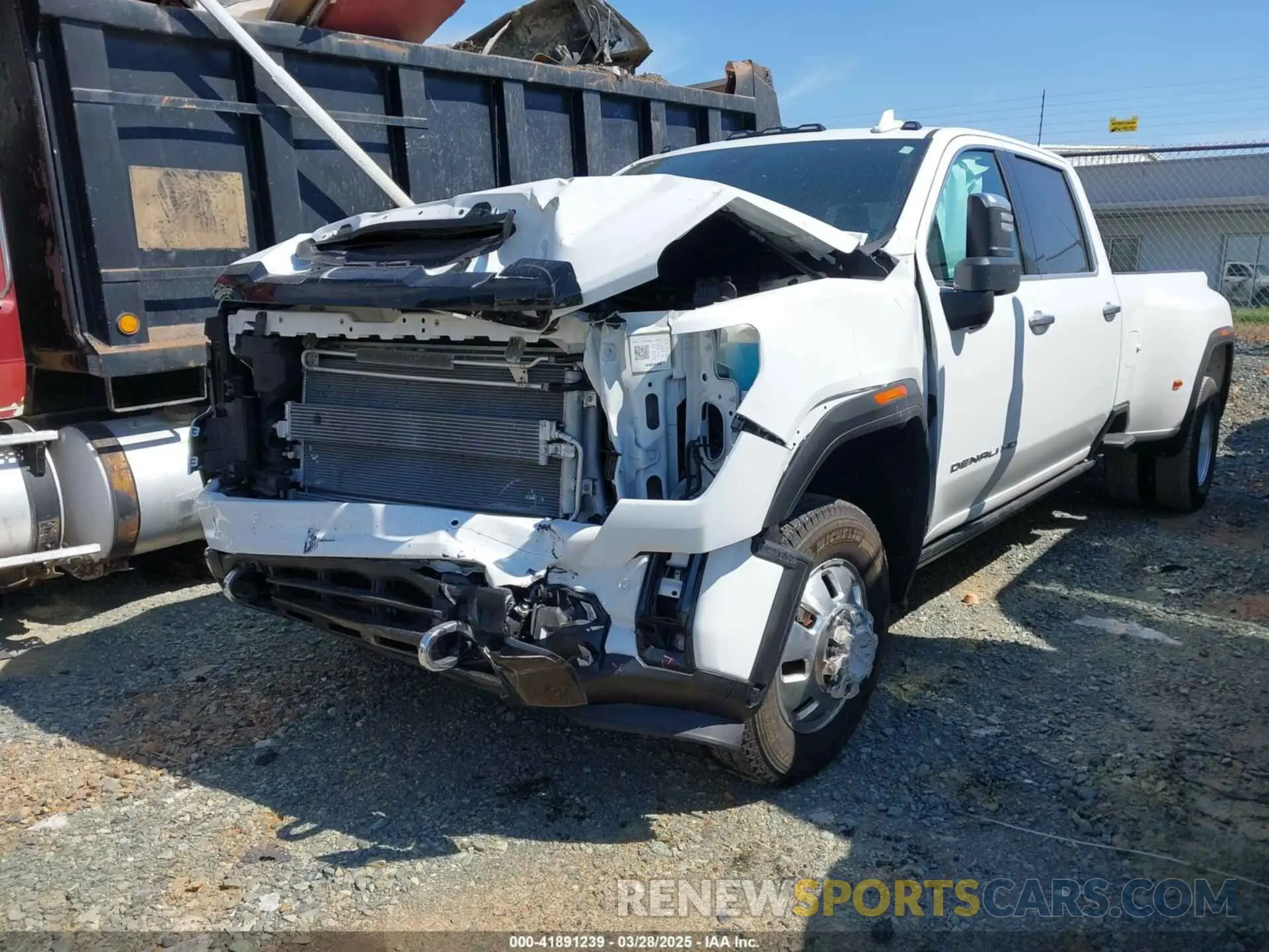 2 fotografías del automóvil dañado 1GT4UYEY6SF134451 GMC SIERRA 3500HD 2025