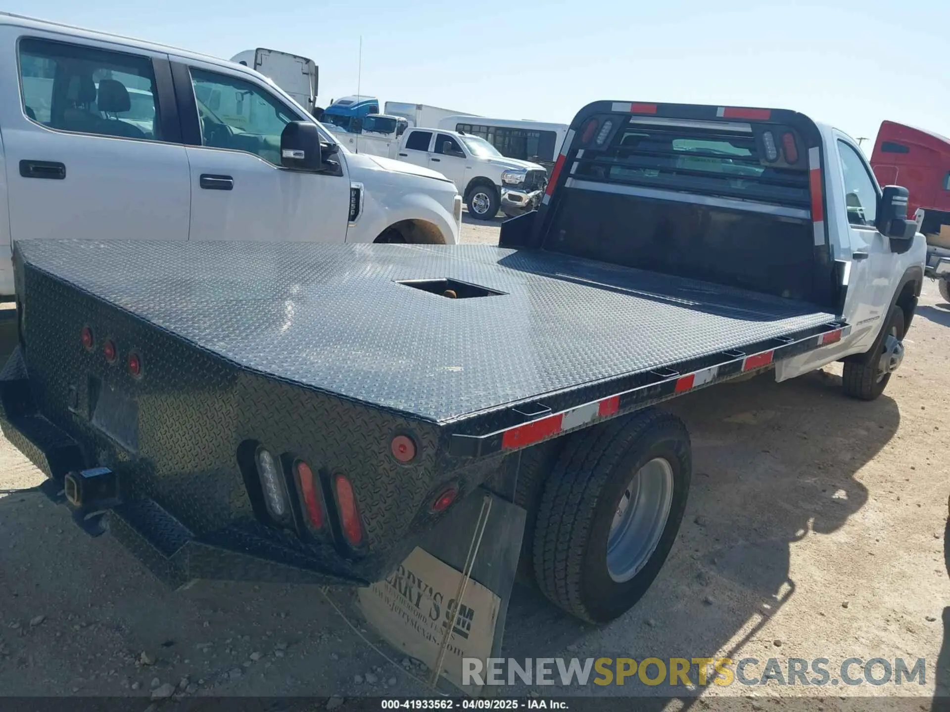 4 fotografías del automóvil dañado 1GD38PE79RF249598 GMC SIERRA 3500HD CHASSIS 2024
