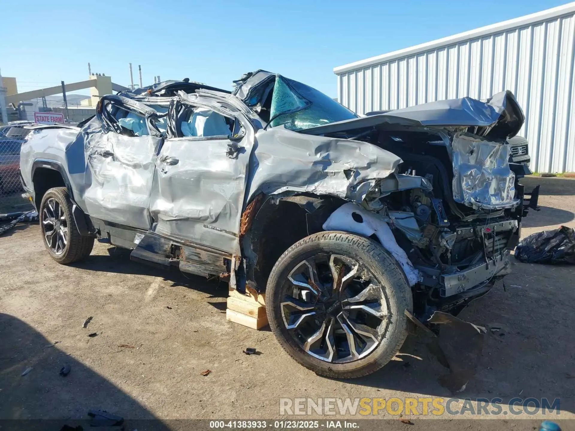 2 fotografías del automóvil dañado 1GT40LEL6SU402042 GMC SIERRA EV 2025