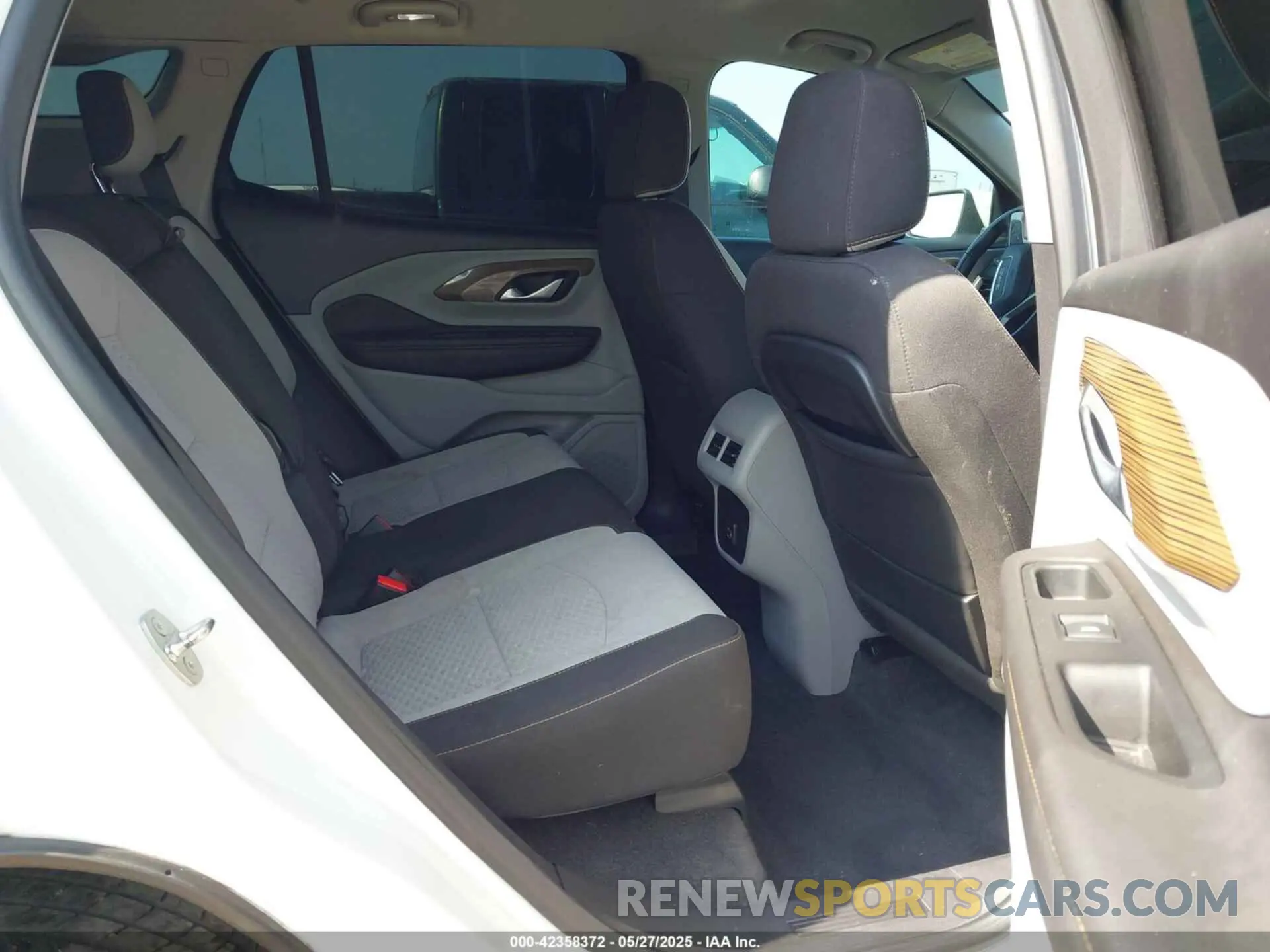 8 fotografías del automóvil dañado 3GKALMEV5LL299035 GMC TERRAIN 2020