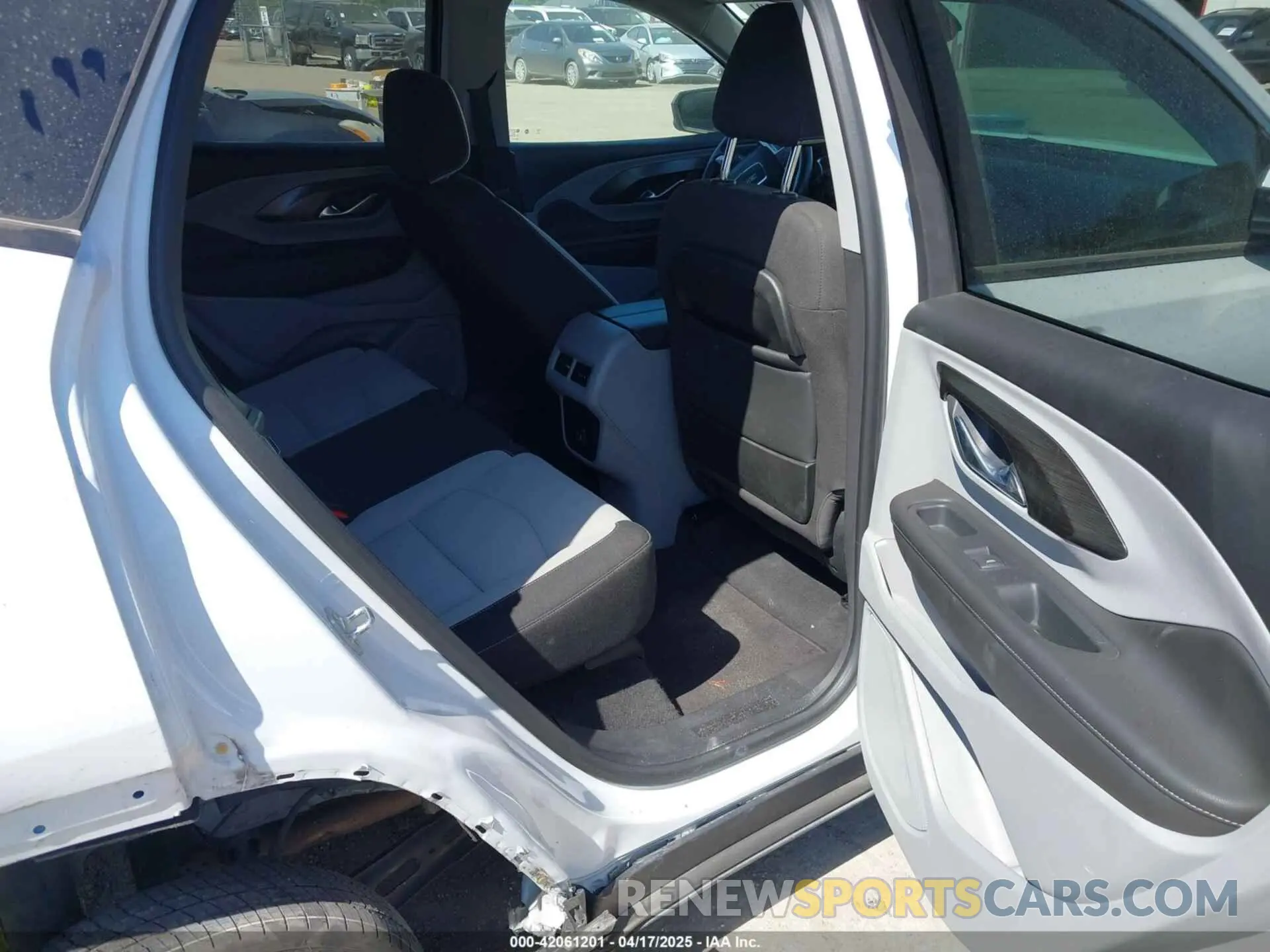 8 fotografías del automóvil dañado 3GKALMEV6NL310501 GMC TERRAIN 2022