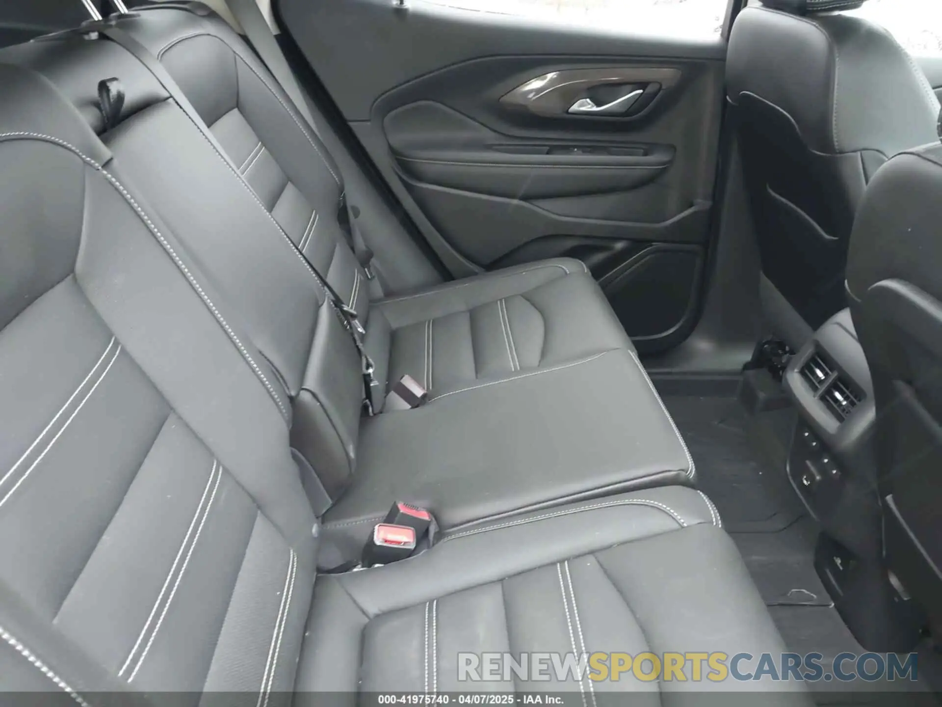 8 fotografías del automóvil dañado 3GKALXEG4RL117353 GMC TERRAIN 2024