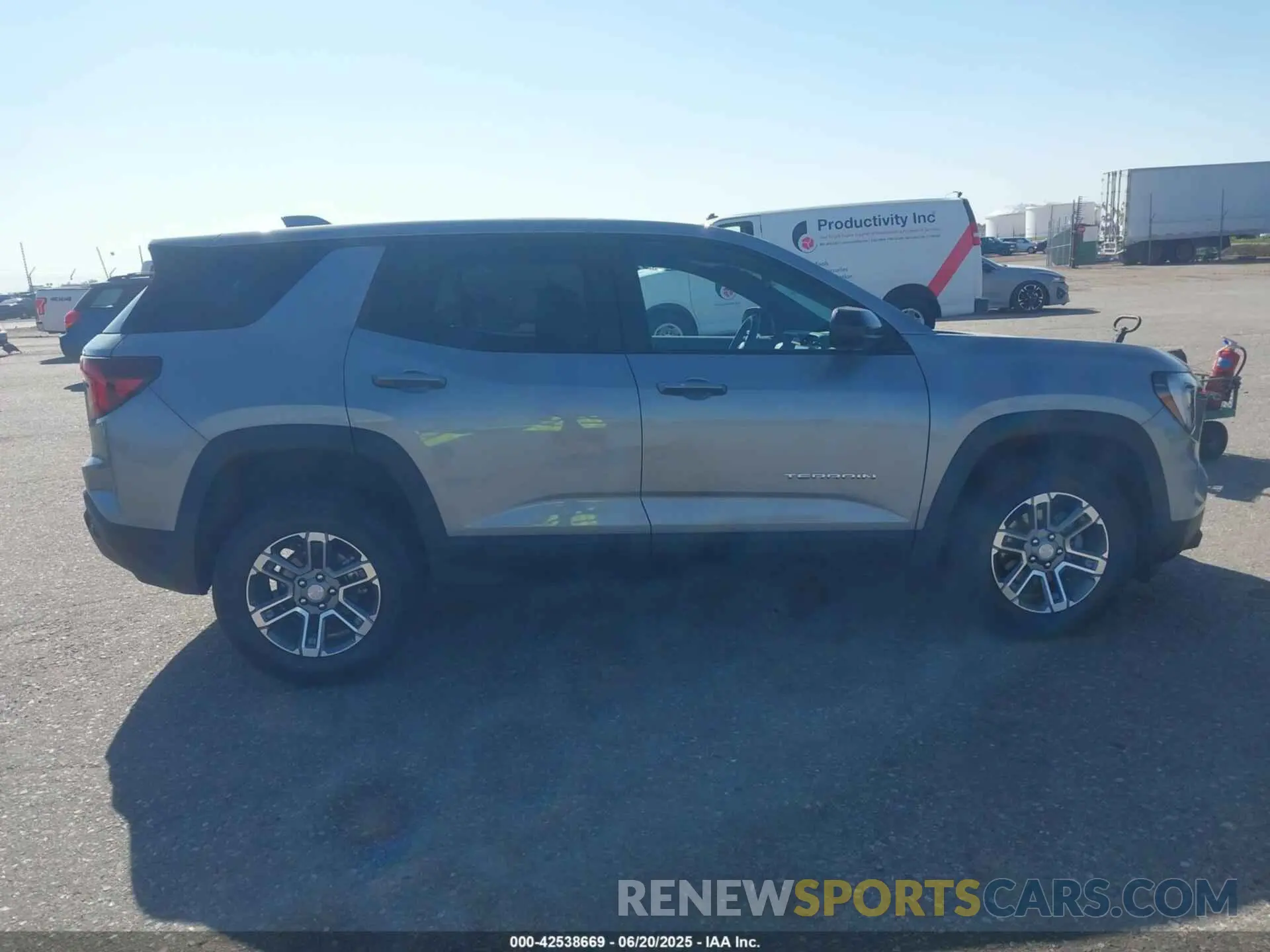 13 fotografías del automóvil dañado 3GKALUEG3SL310422 GMC TERRAIN 2025