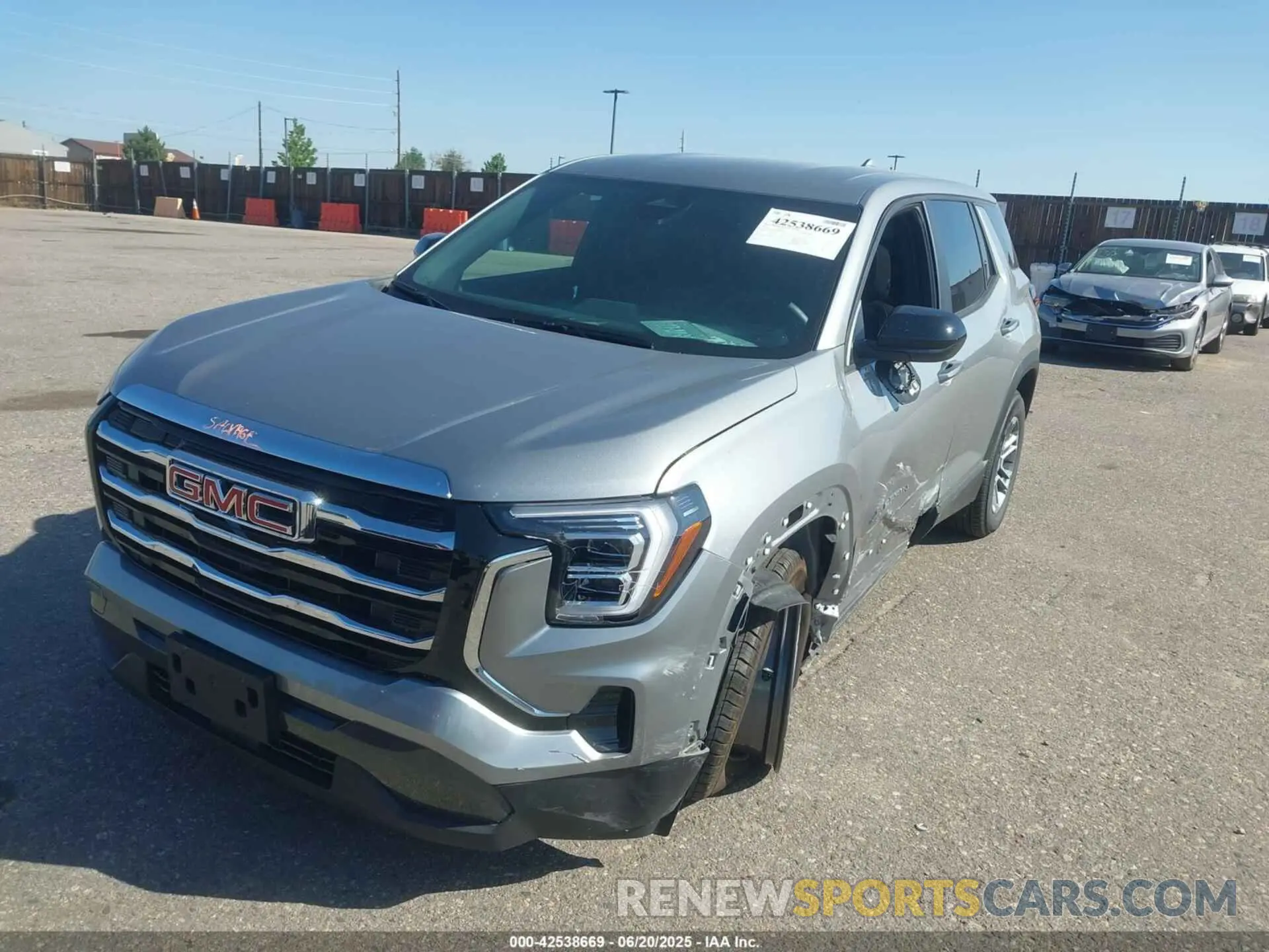 2 fotografías del automóvil dañado 3GKALUEG3SL310422 GMC TERRAIN 2025