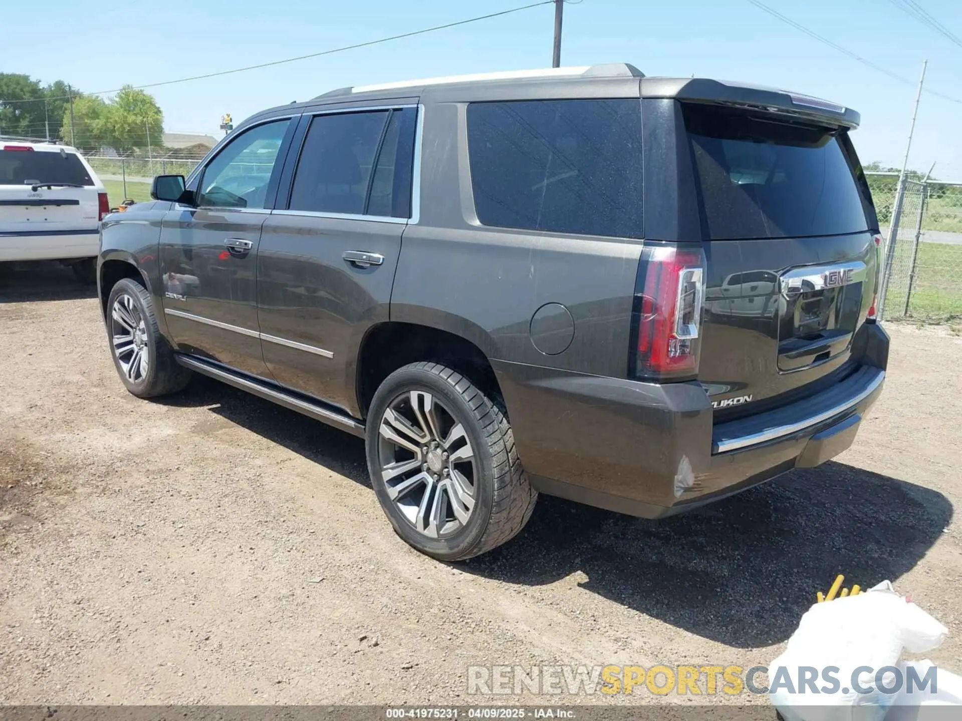 3 fotografías del automóvil dañado 1GKS1CKJ3KR387241 GMC YUKON 2019