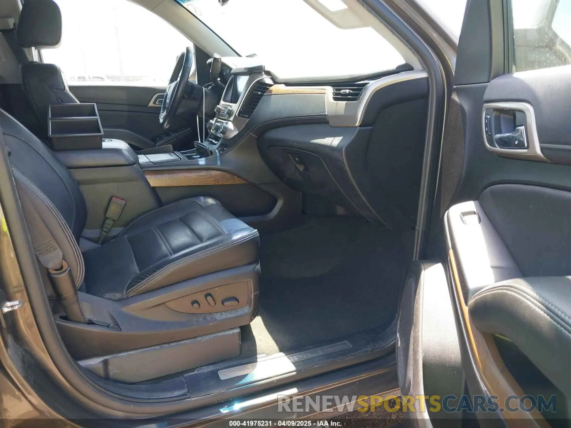 5 fotografías del automóvil dañado 1GKS1CKJ3KR387241 GMC YUKON 2019