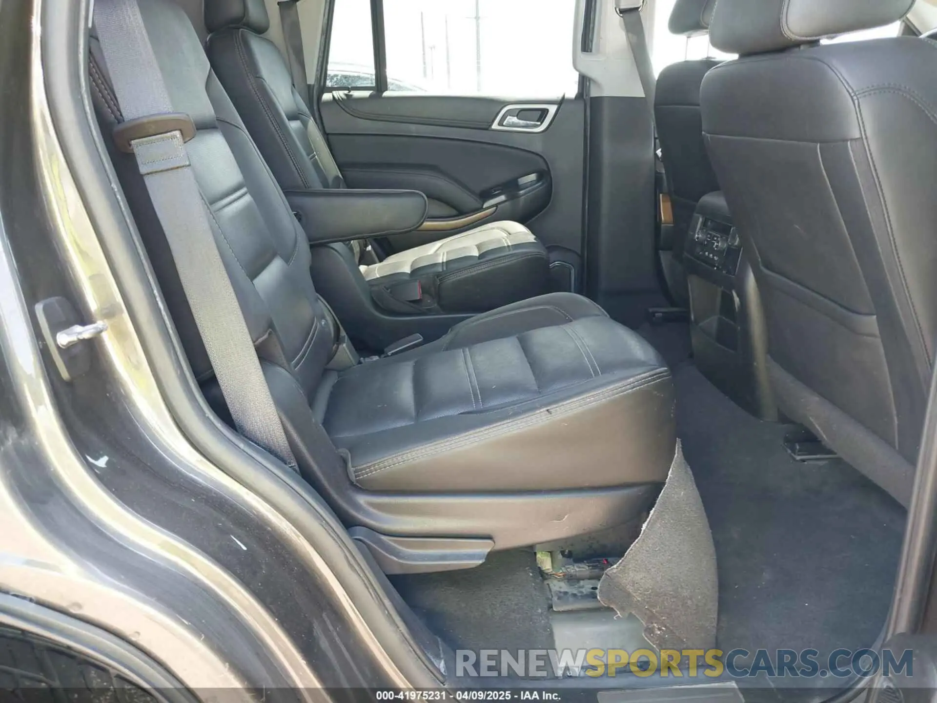 8 fotografías del automóvil dañado 1GKS1CKJ3KR387241 GMC YUKON 2019