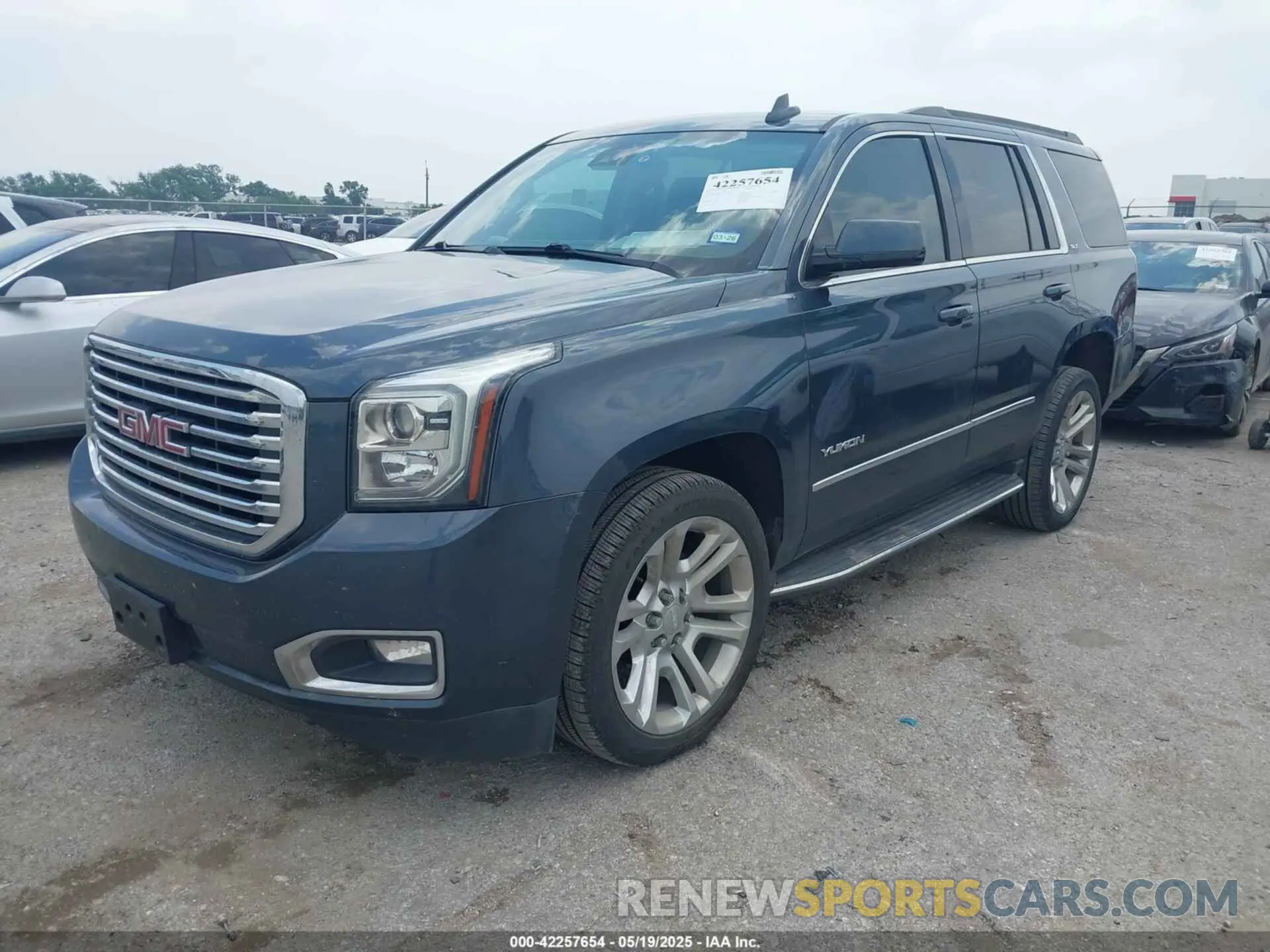 2 fotografías del automóvil dañado 1GKS1BKC3LR170298 GMC YUKON 2020