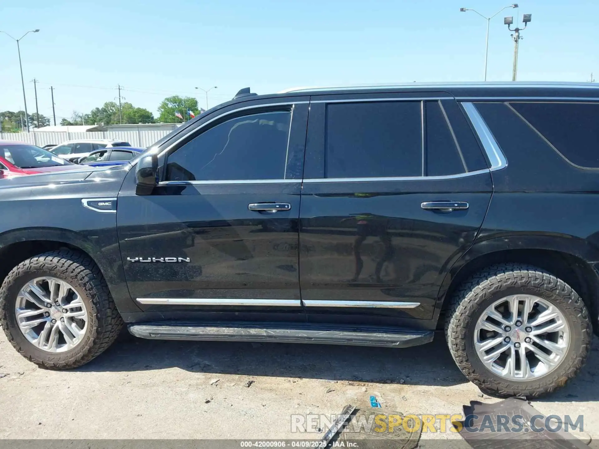 14 fotografías del automóvil dañado 1GKS1BKD2MR247110 GMC YUKON 2021
