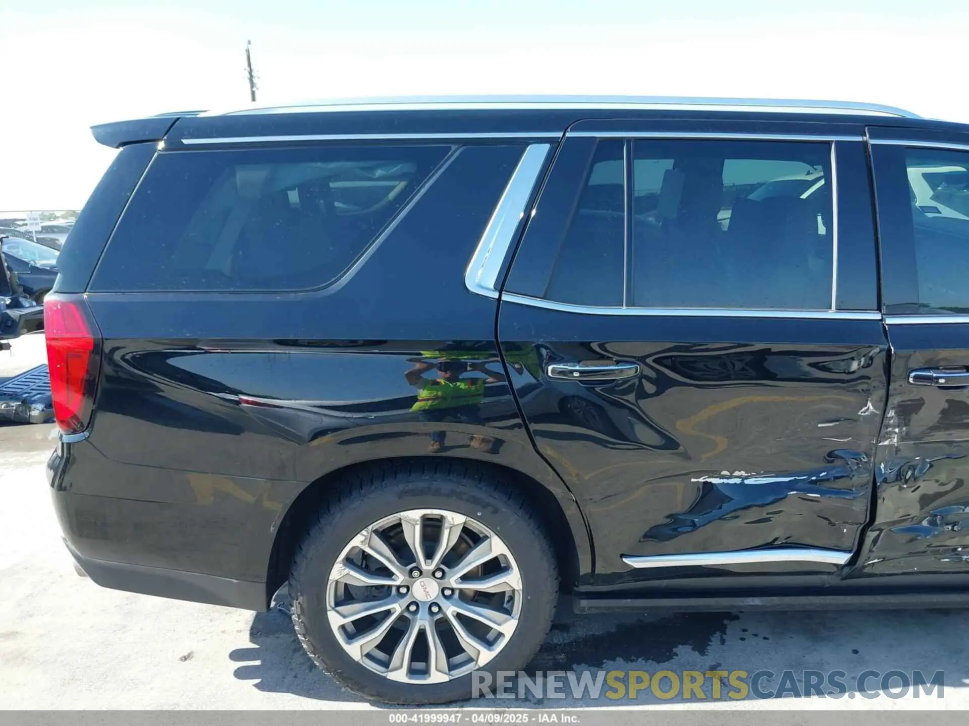 17 fotografías del automóvil dañado 1GKS1DKL2MR302030 GMC YUKON 2021