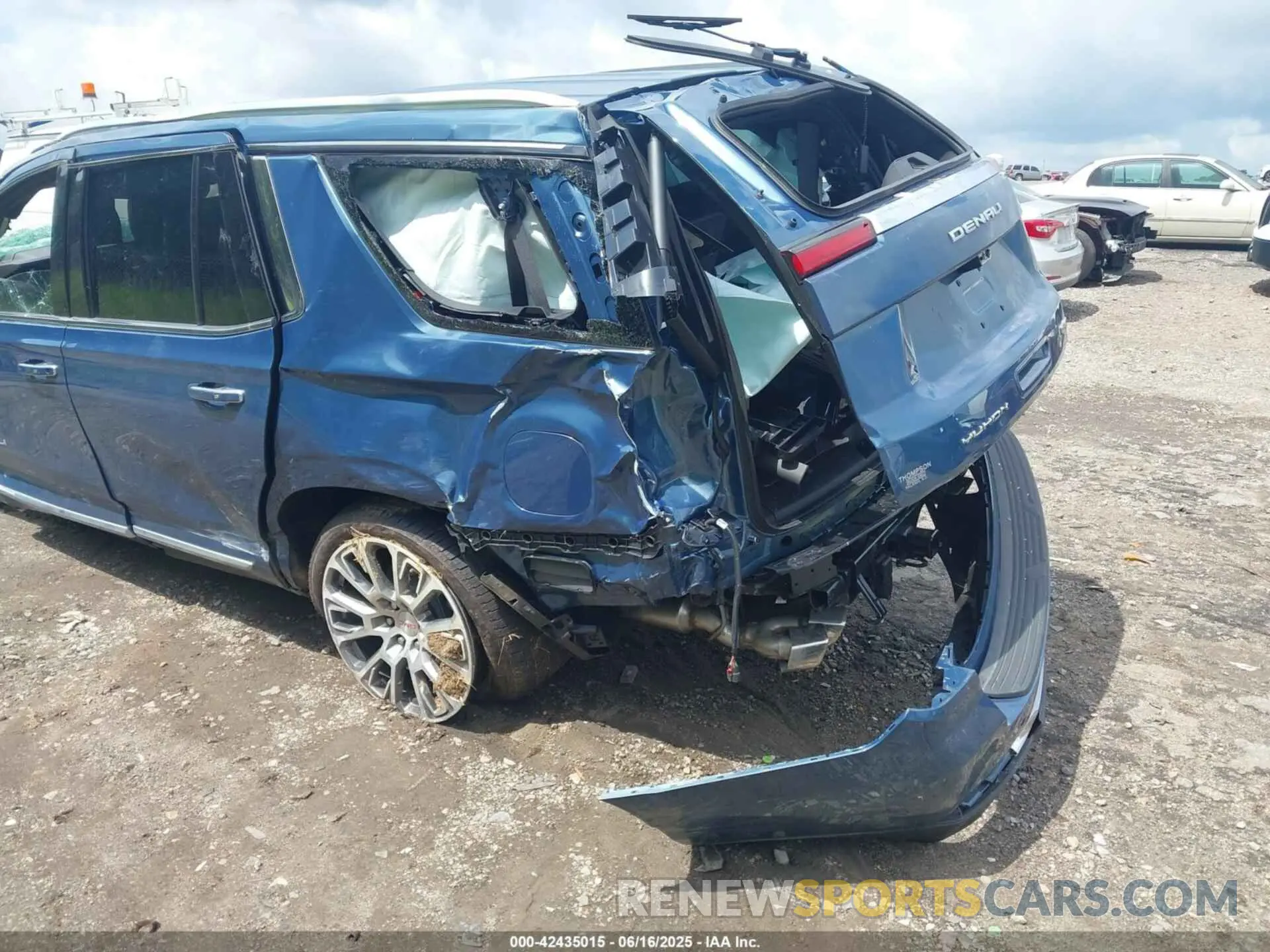 15 fotografías del automóvil dañado 1GKS2DRL3SR135290 GMC YUKON 2025